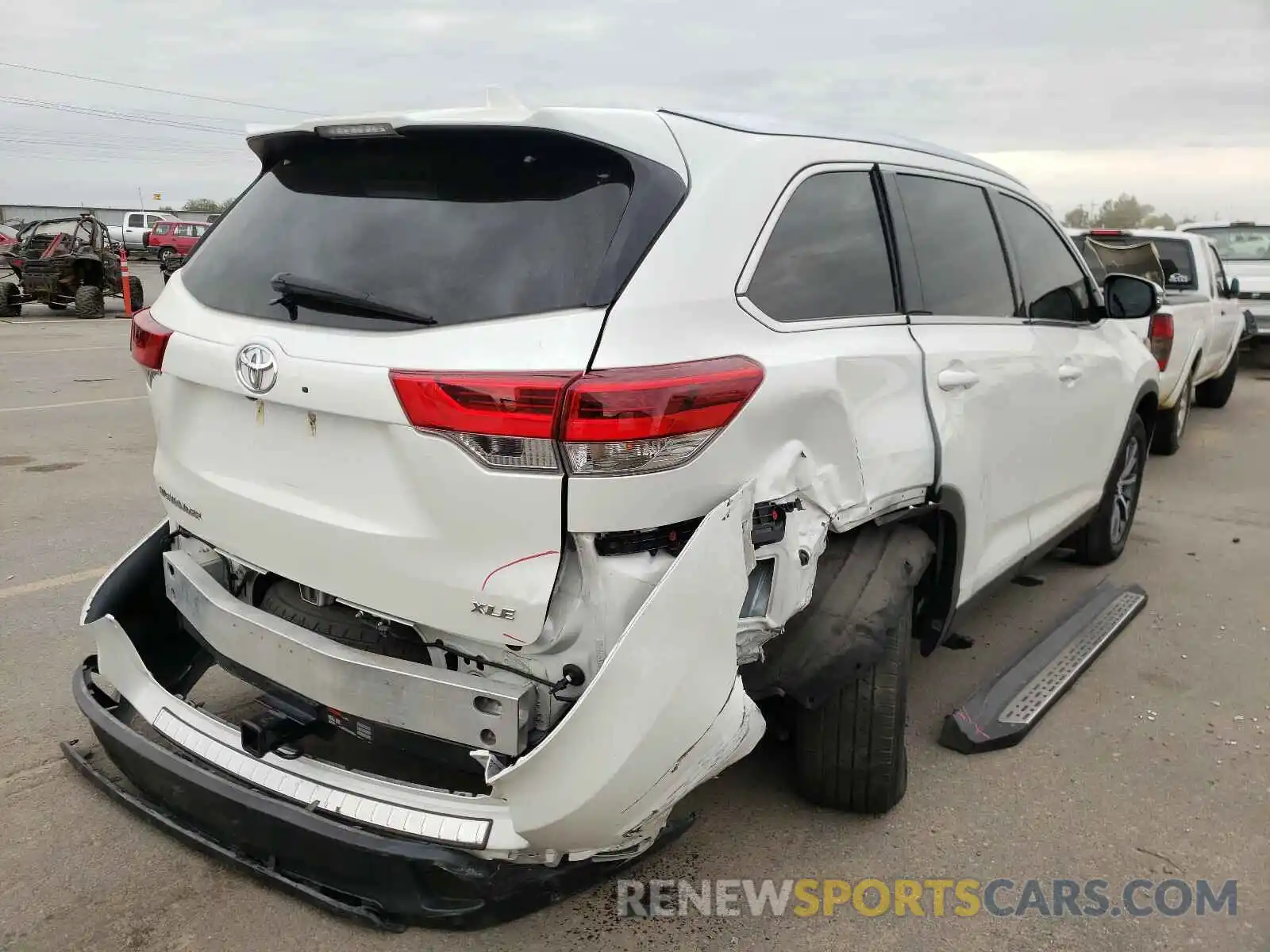 4 Photograph of a damaged car 5TDKZRFH1KS558018 TOYOTA HIGHLANDER 2019