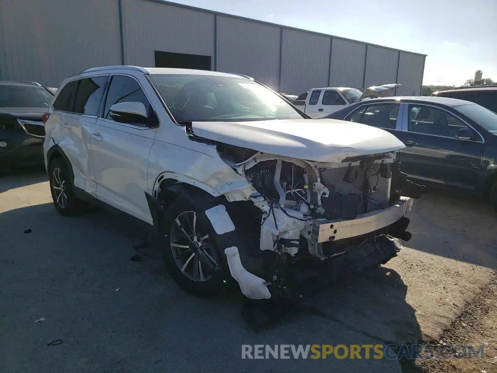 1 Photograph of a damaged car 5TDKZRFH1KS558438 TOYOTA HIGHLANDER 2019