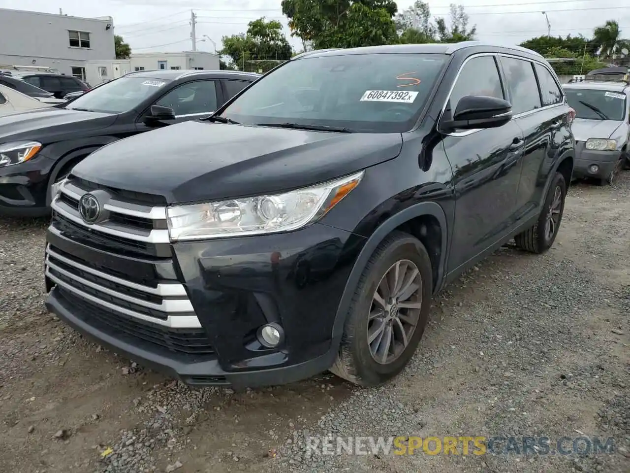 2 Photograph of a damaged car 5TDKZRFH1KS558925 TOYOTA HIGHLANDER 2019