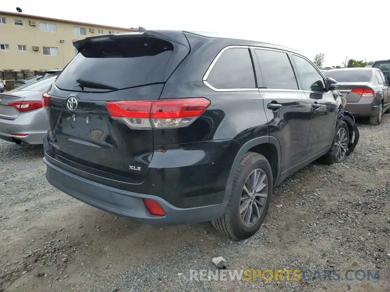 4 Photograph of a damaged car 5TDKZRFH1KS558925 TOYOTA HIGHLANDER 2019