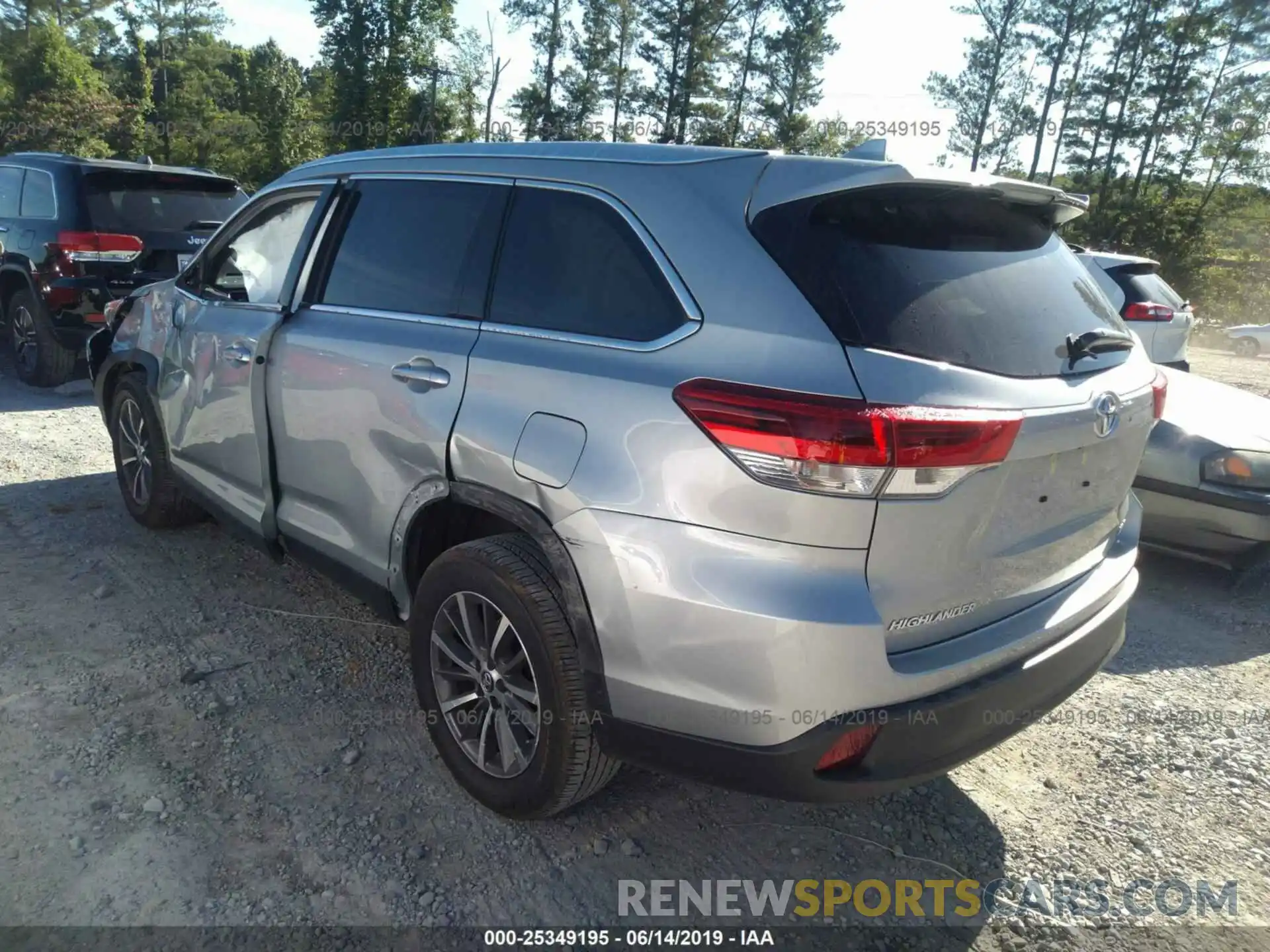 3 Photograph of a damaged car 5TDKZRFH1KS560044 TOYOTA HIGHLANDER 2019