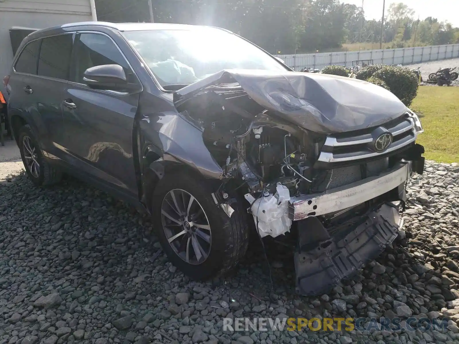 1 Photograph of a damaged car 5TDKZRFH1KS560710 TOYOTA HIGHLANDER 2019