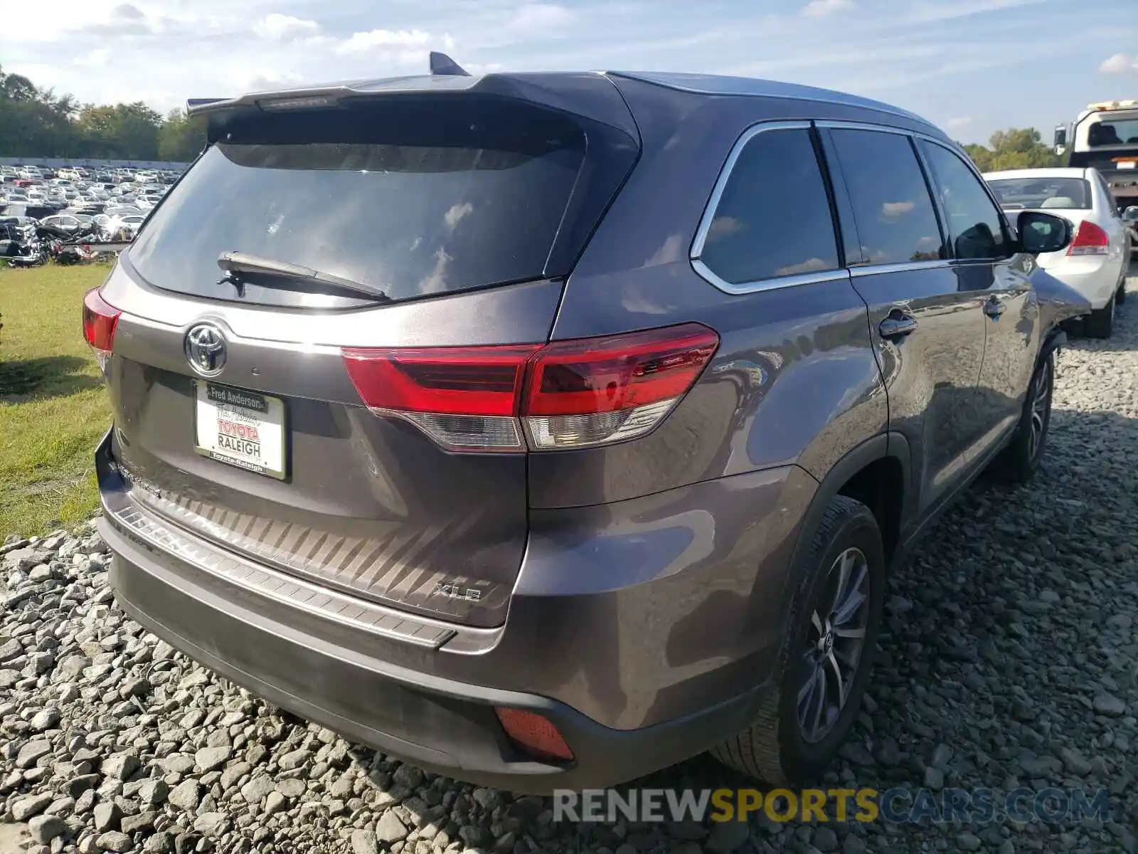 4 Photograph of a damaged car 5TDKZRFH1KS560710 TOYOTA HIGHLANDER 2019