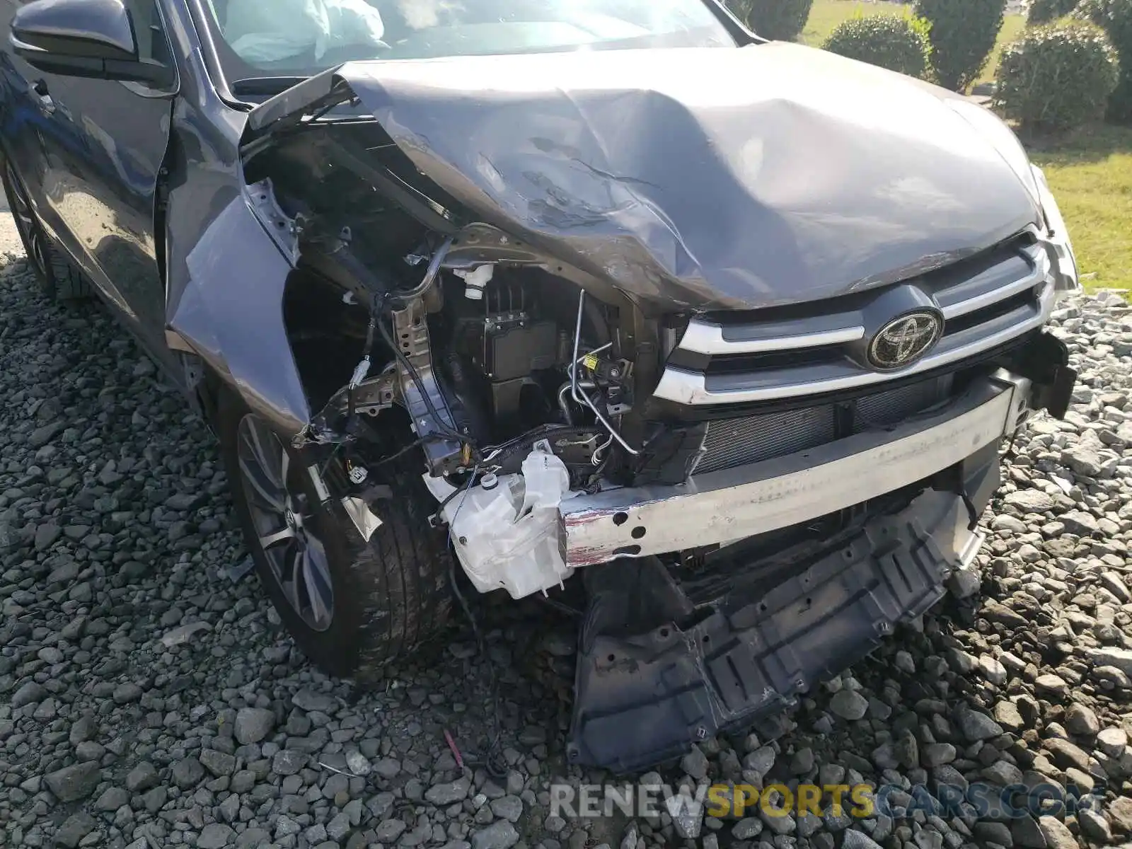 9 Photograph of a damaged car 5TDKZRFH1KS560710 TOYOTA HIGHLANDER 2019