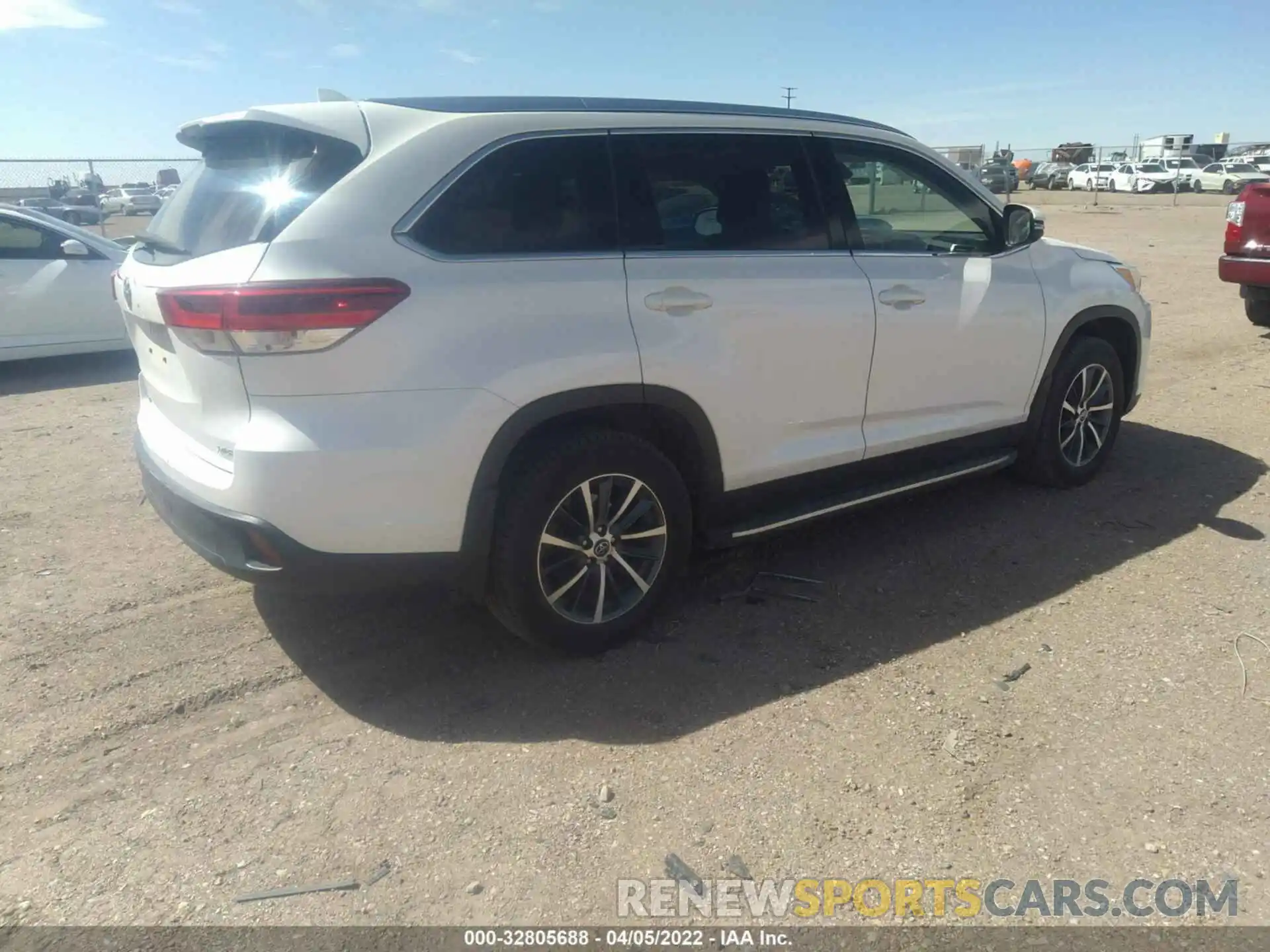 4 Photograph of a damaged car 5TDKZRFH1KS565521 TOYOTA HIGHLANDER 2019