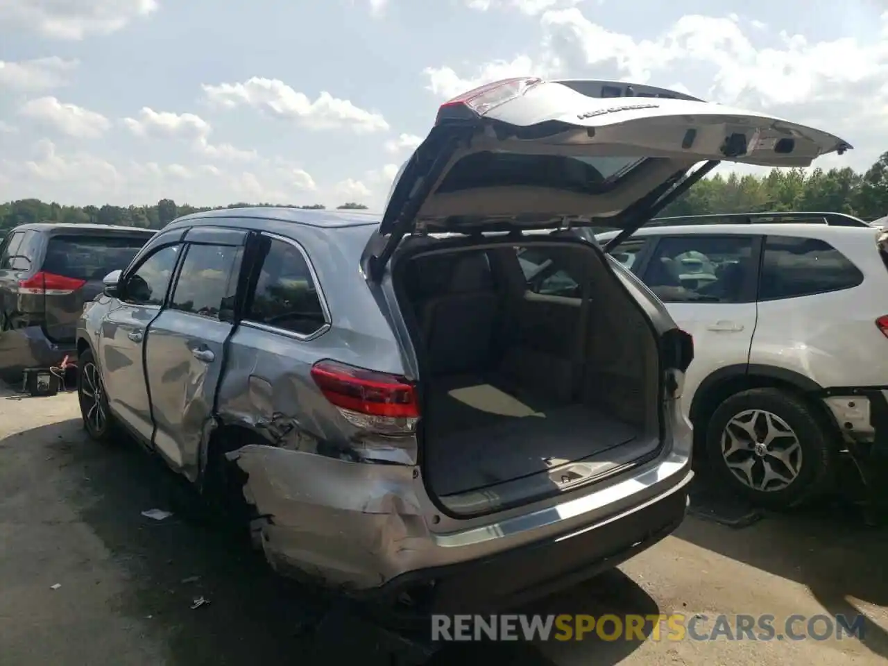 3 Photograph of a damaged car 5TDKZRFH1KS565907 TOYOTA HIGHLANDER 2019