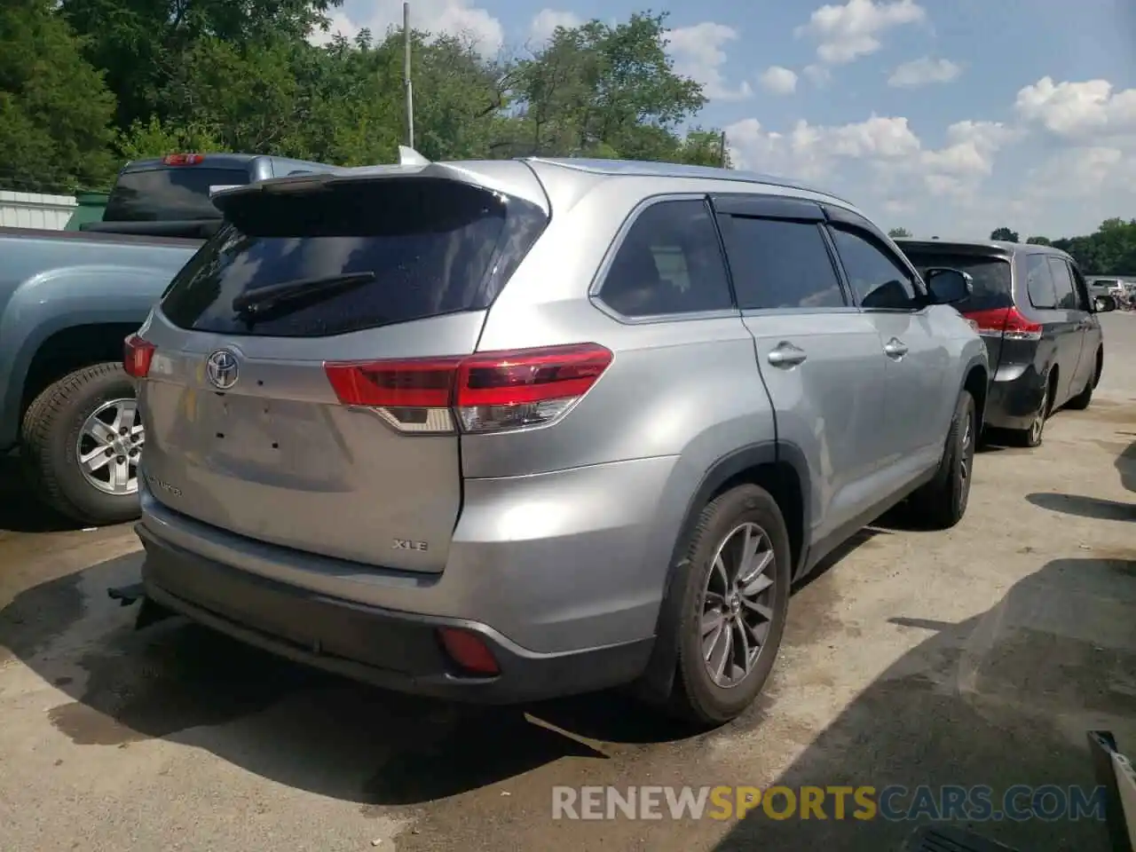 4 Photograph of a damaged car 5TDKZRFH1KS565907 TOYOTA HIGHLANDER 2019