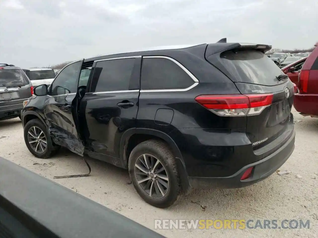 2 Photograph of a damaged car 5TDKZRFH1KS566460 TOYOTA HIGHLANDER 2019