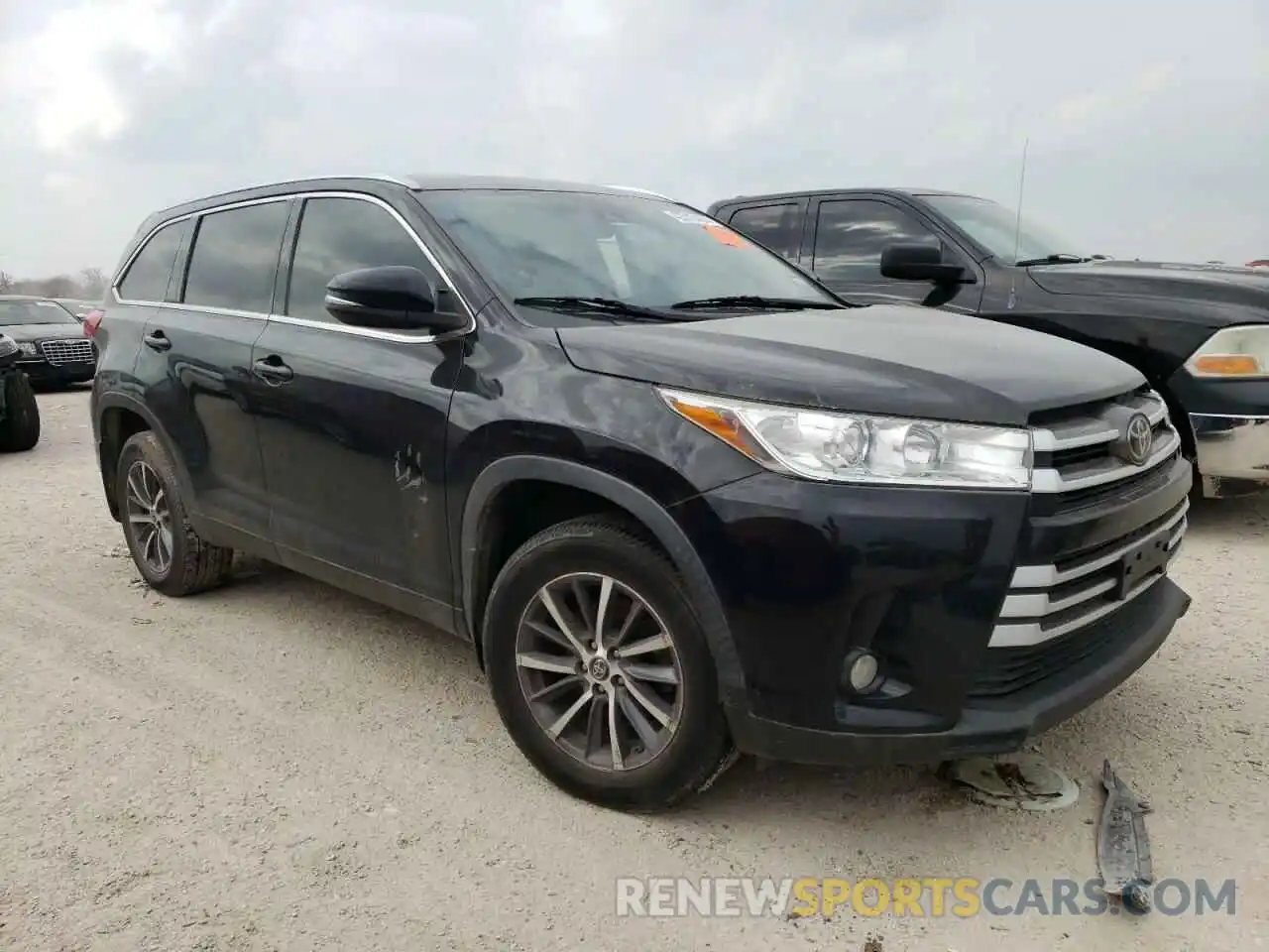 4 Photograph of a damaged car 5TDKZRFH1KS566460 TOYOTA HIGHLANDER 2019