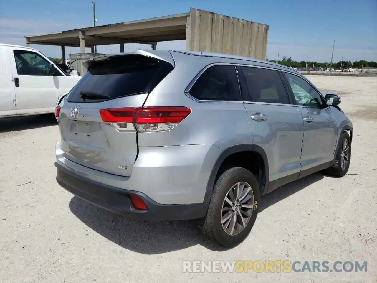 4 Photograph of a damaged car 5TDKZRFH1KS568502 TOYOTA HIGHLANDER 2019