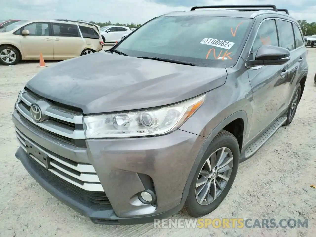 2 Photograph of a damaged car 5TDKZRFH1KS569858 TOYOTA HIGHLANDER 2019