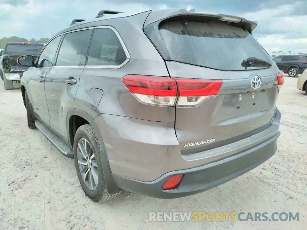 3 Photograph of a damaged car 5TDKZRFH1KS569858 TOYOTA HIGHLANDER 2019