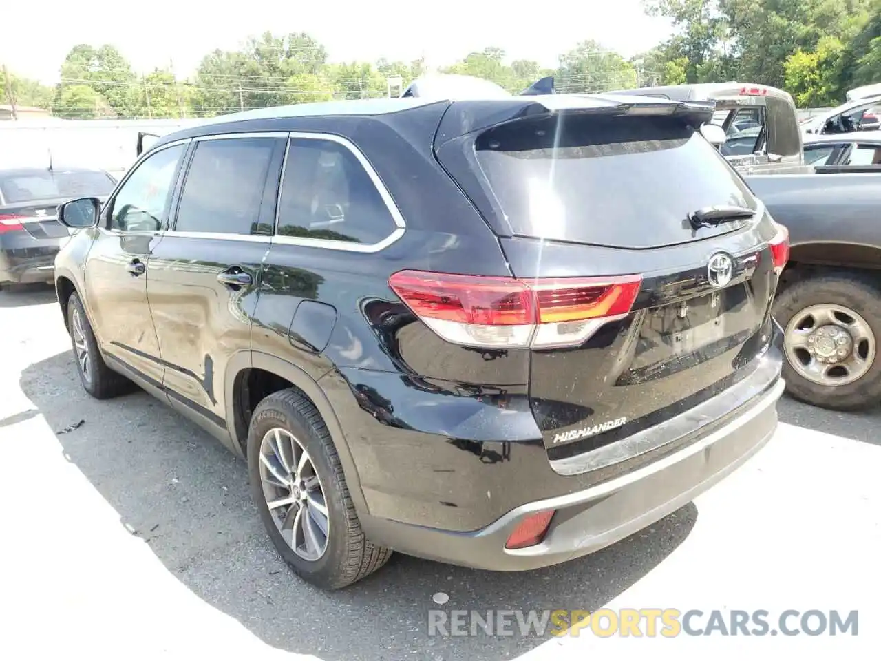 3 Photograph of a damaged car 5TDKZRFH1KS570427 TOYOTA HIGHLANDER 2019