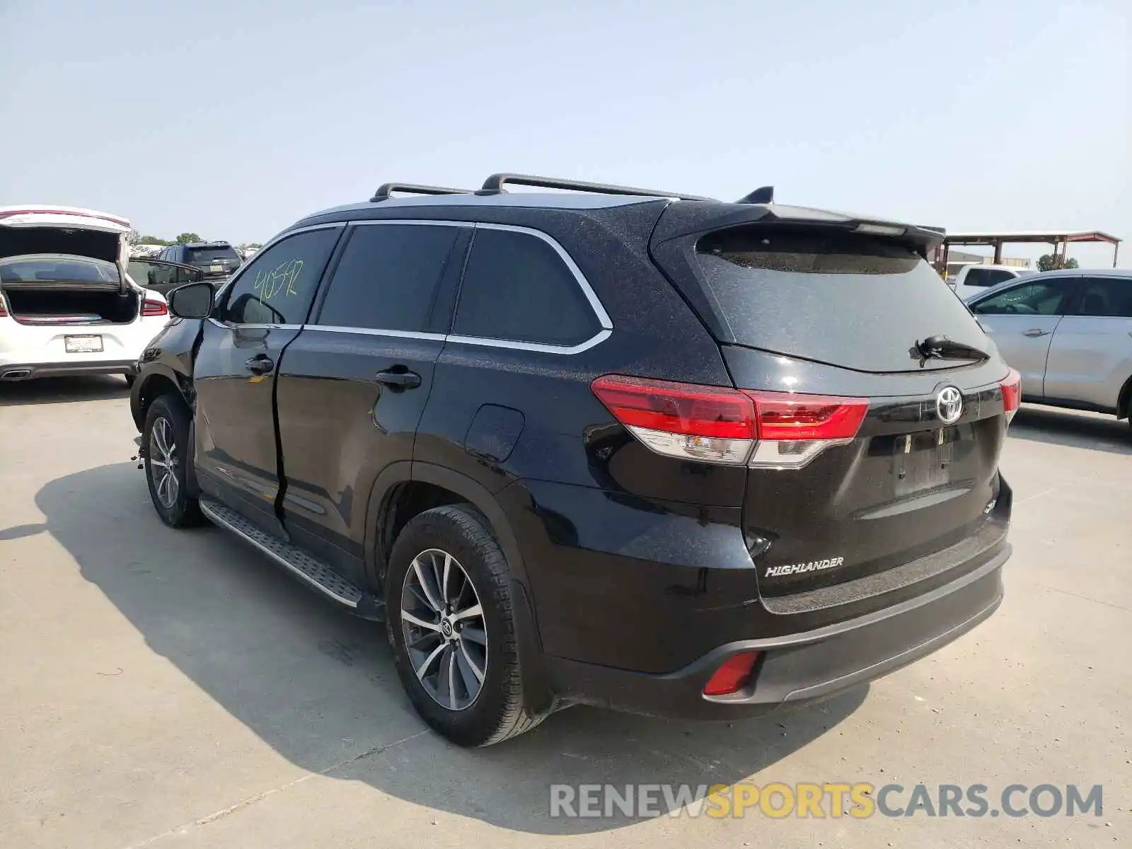 3 Photograph of a damaged car 5TDKZRFH1KS570430 TOYOTA HIGHLANDER 2019