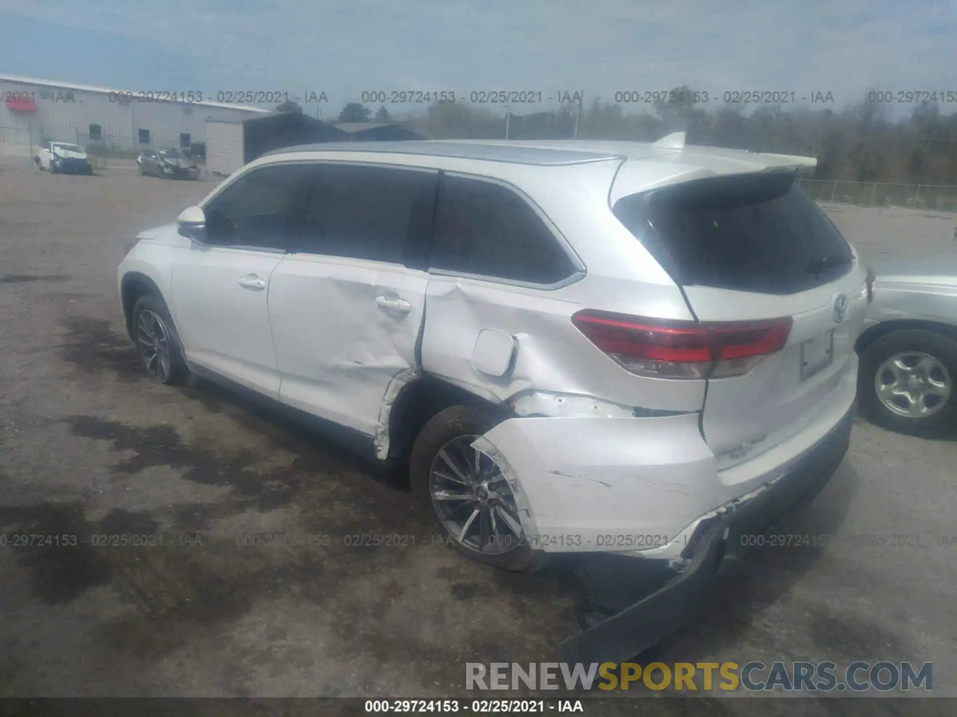 3 Photograph of a damaged car 5TDKZRFH1KS572257 TOYOTA HIGHLANDER 2019