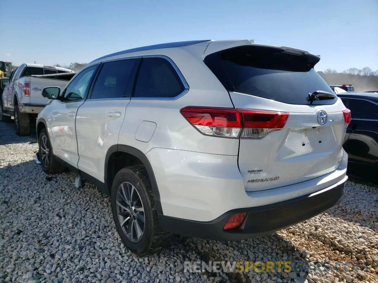 3 Photograph of a damaged car 5TDKZRFH1KS574896 TOYOTA HIGHLANDER 2019