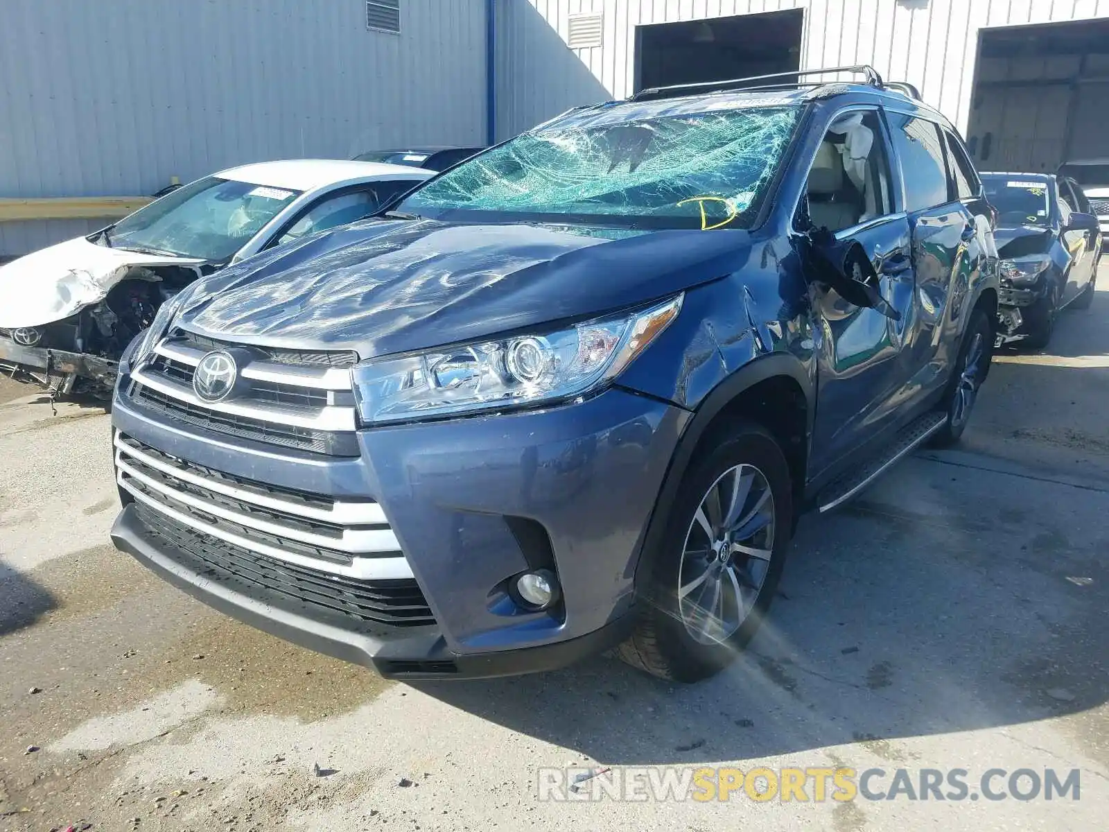 2 Photograph of a damaged car 5TDKZRFH2KS299667 TOYOTA HIGHLANDER 2019