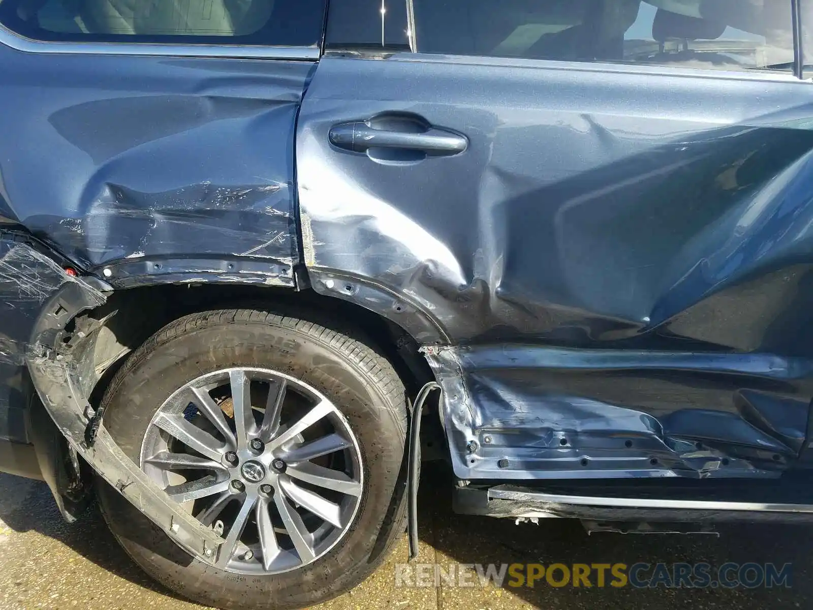 9 Photograph of a damaged car 5TDKZRFH2KS299667 TOYOTA HIGHLANDER 2019