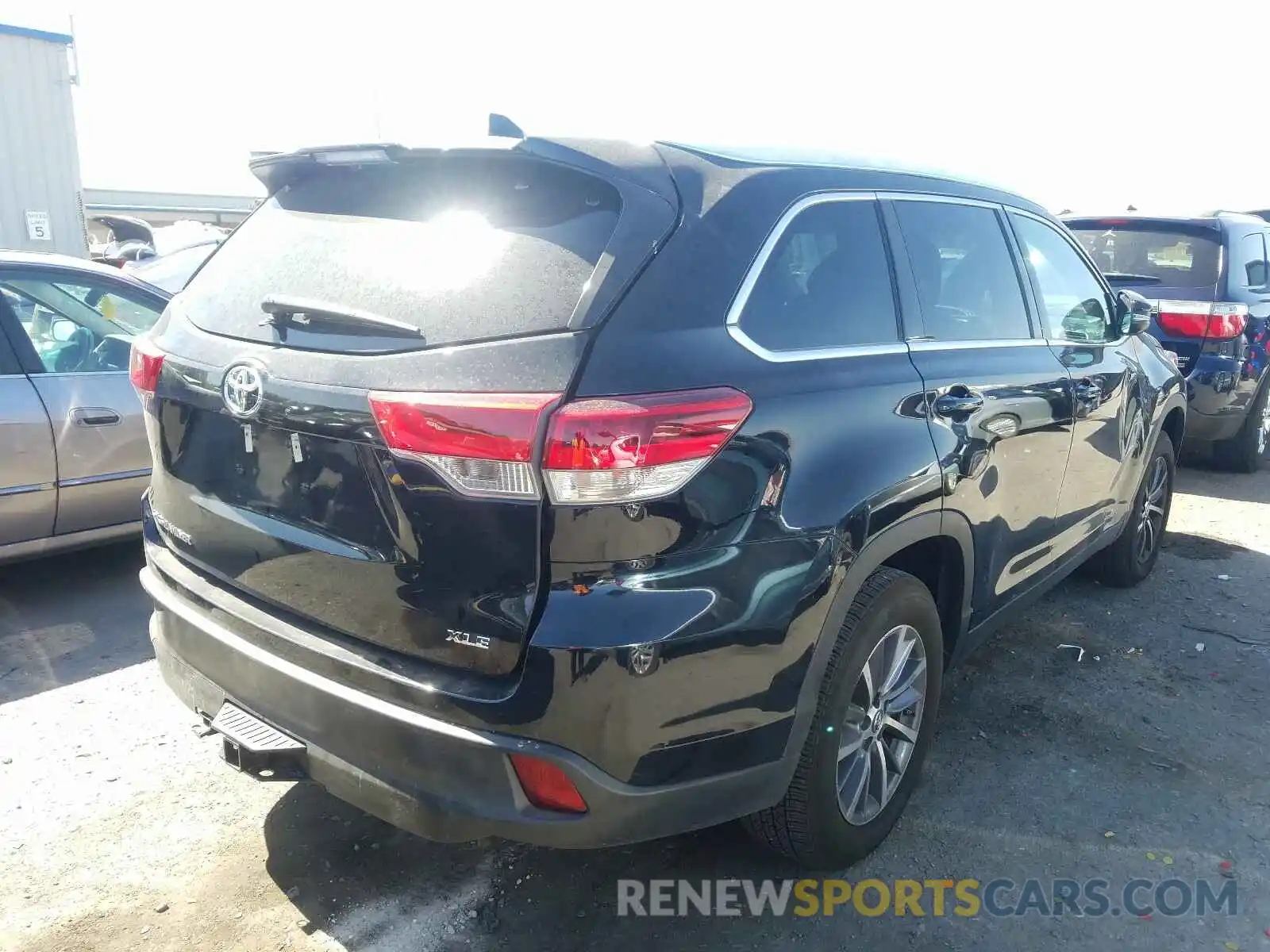 4 Photograph of a damaged car 5TDKZRFH2KS306066 TOYOTA HIGHLANDER 2019