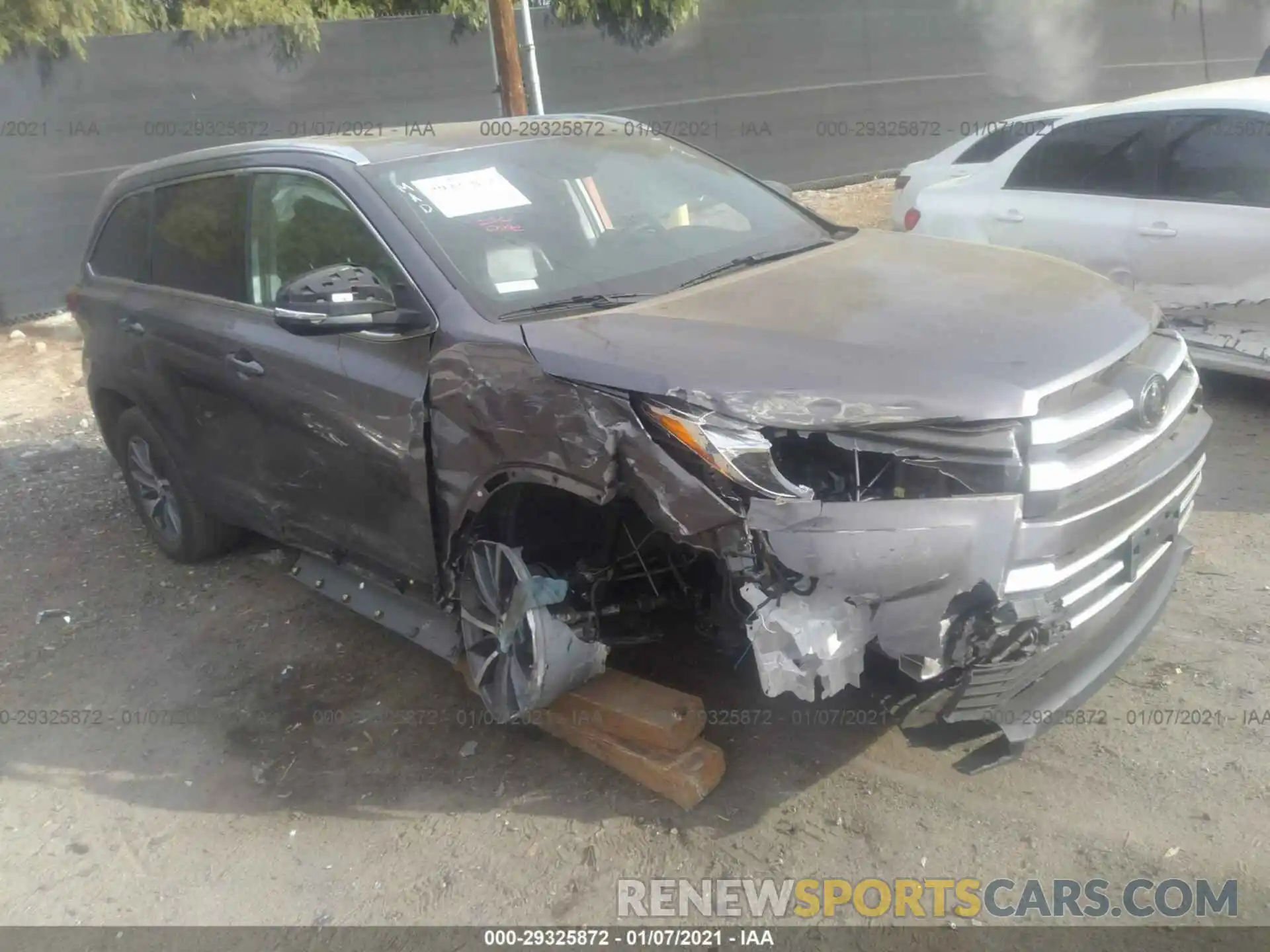 1 Photograph of a damaged car 5TDKZRFH2KS313017 TOYOTA HIGHLANDER 2019