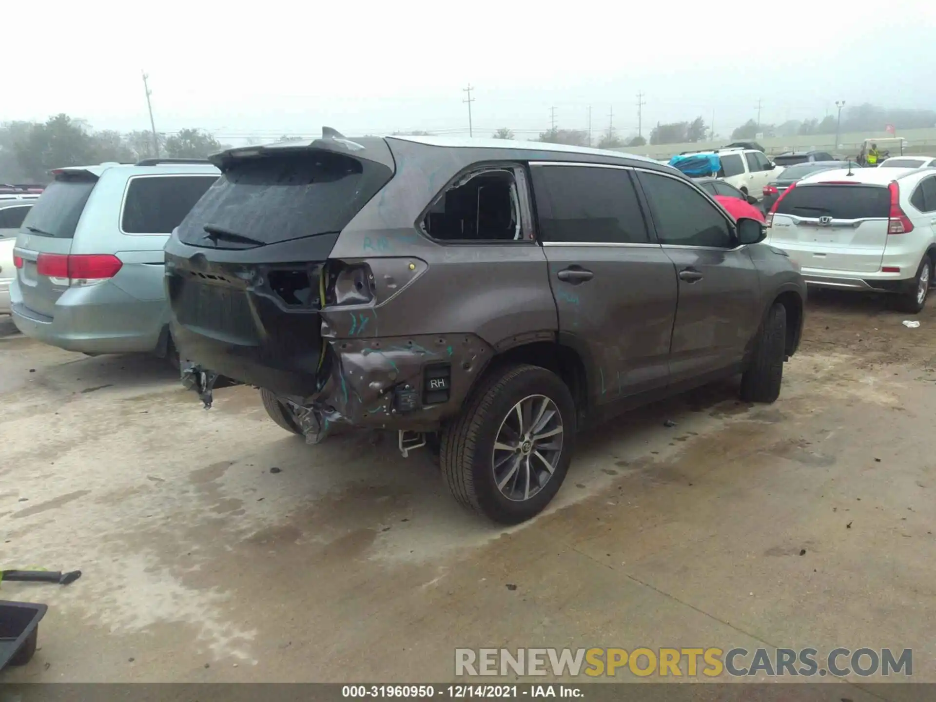 4 Photograph of a damaged car 5TDKZRFH2KS317777 TOYOTA HIGHLANDER 2019