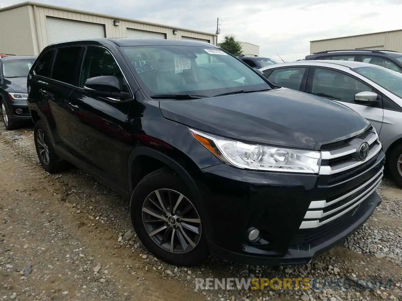 1 Photograph of a damaged car 5TDKZRFH2KS318590 TOYOTA HIGHLANDER 2019