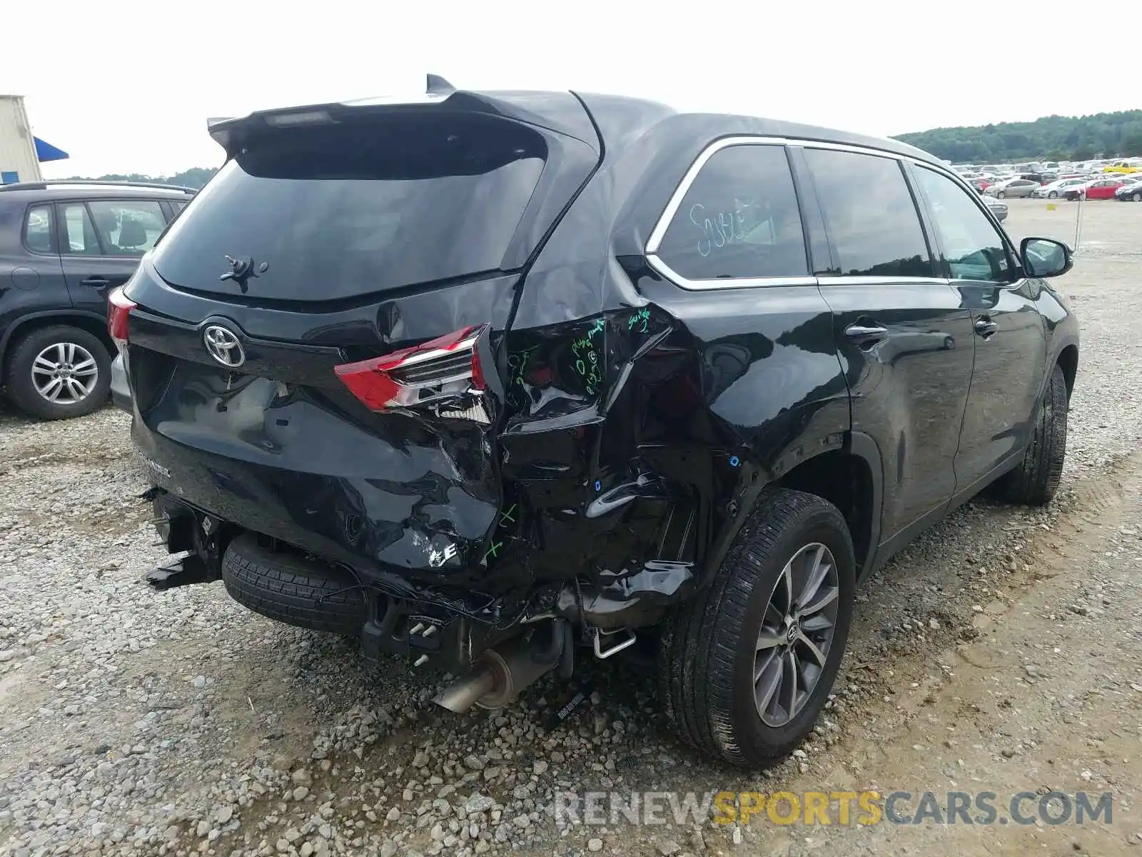 4 Photograph of a damaged car 5TDKZRFH2KS318590 TOYOTA HIGHLANDER 2019