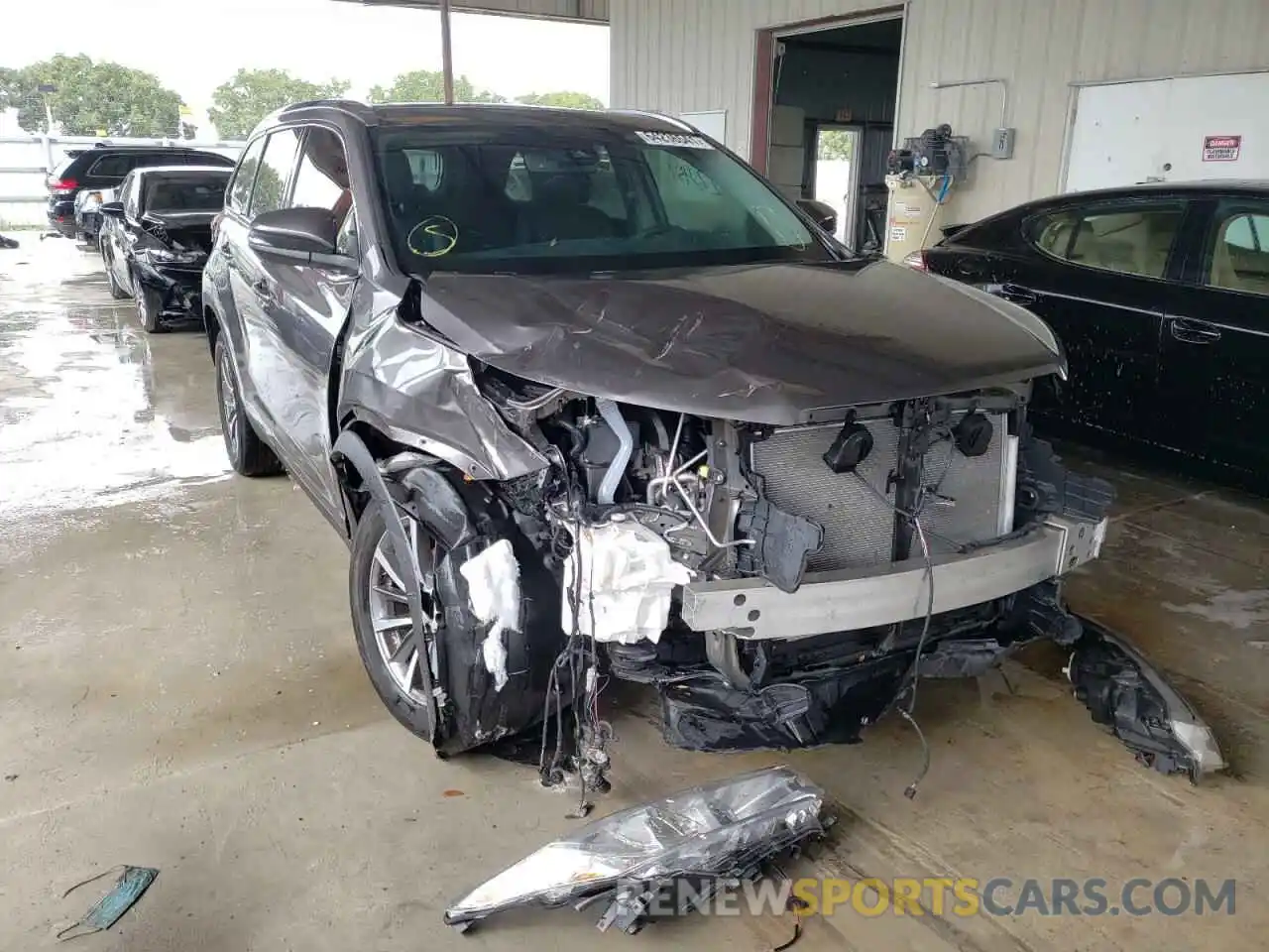 1 Photograph of a damaged car 5TDKZRFH2KS327211 TOYOTA HIGHLANDER 2019