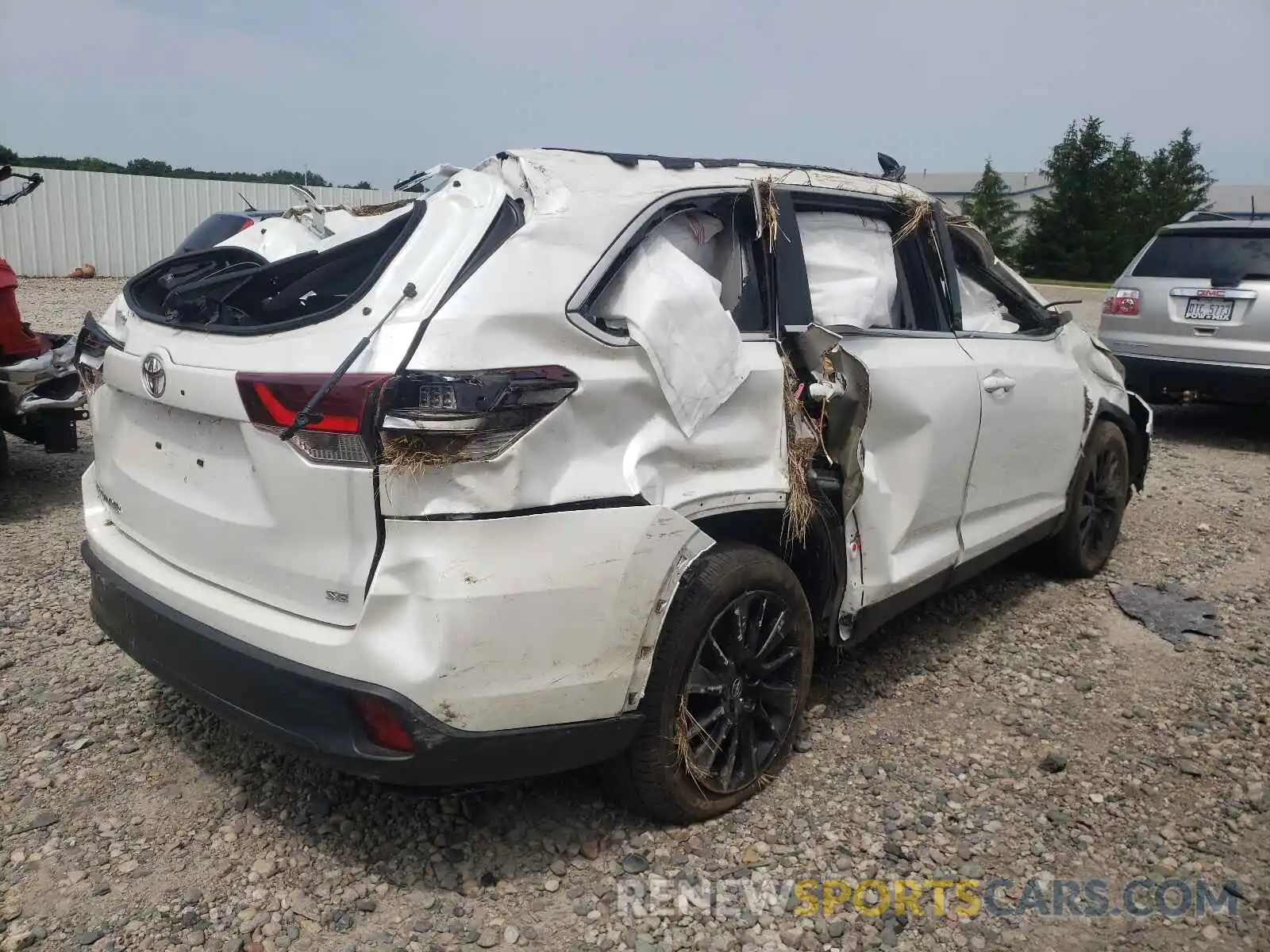 4 Photograph of a damaged car 5TDKZRFH2KS334188 TOYOTA HIGHLANDER 2019