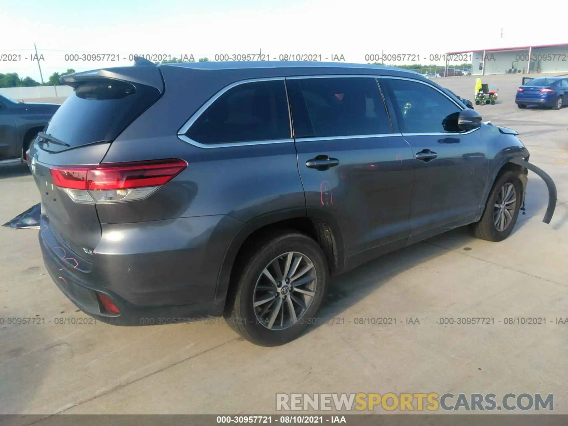 4 Photograph of a damaged car 5TDKZRFH2KS347622 TOYOTA HIGHLANDER 2019