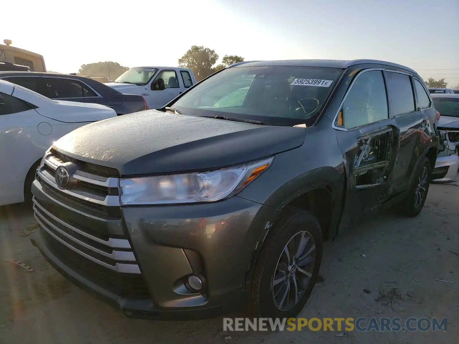 2 Photograph of a damaged car 5TDKZRFH2KS349614 TOYOTA HIGHLANDER 2019