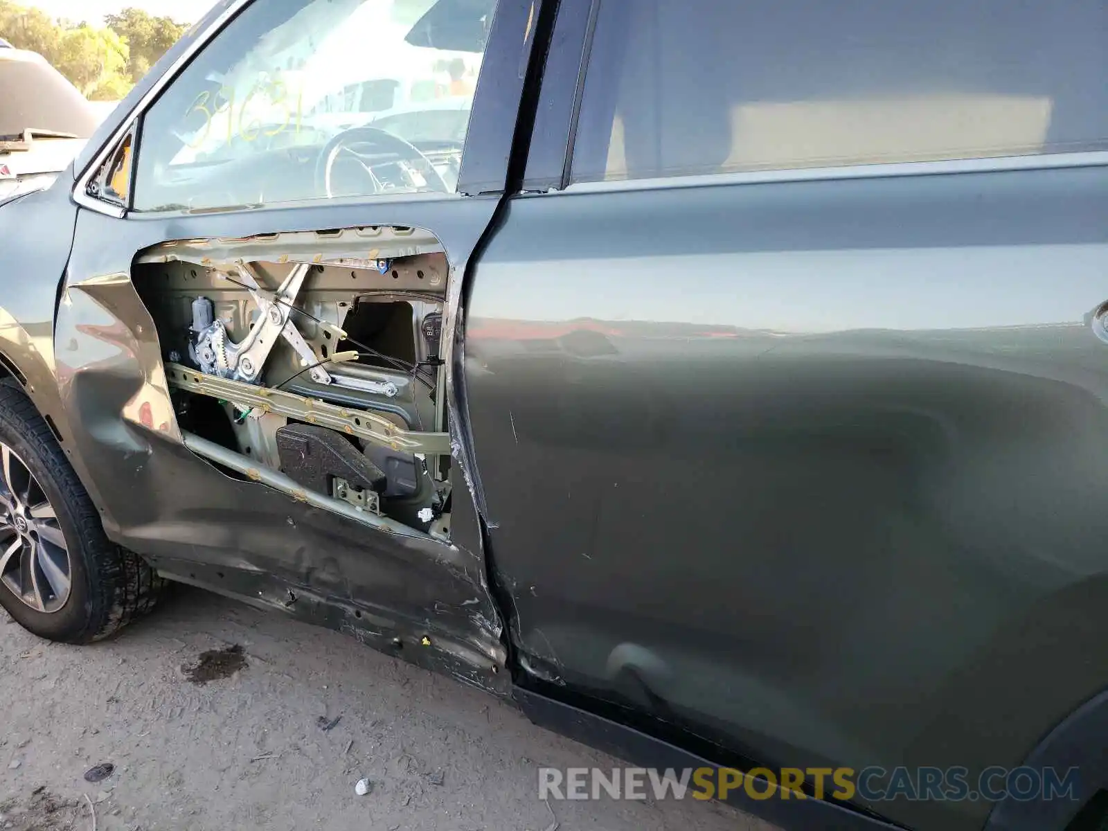 9 Photograph of a damaged car 5TDKZRFH2KS349614 TOYOTA HIGHLANDER 2019