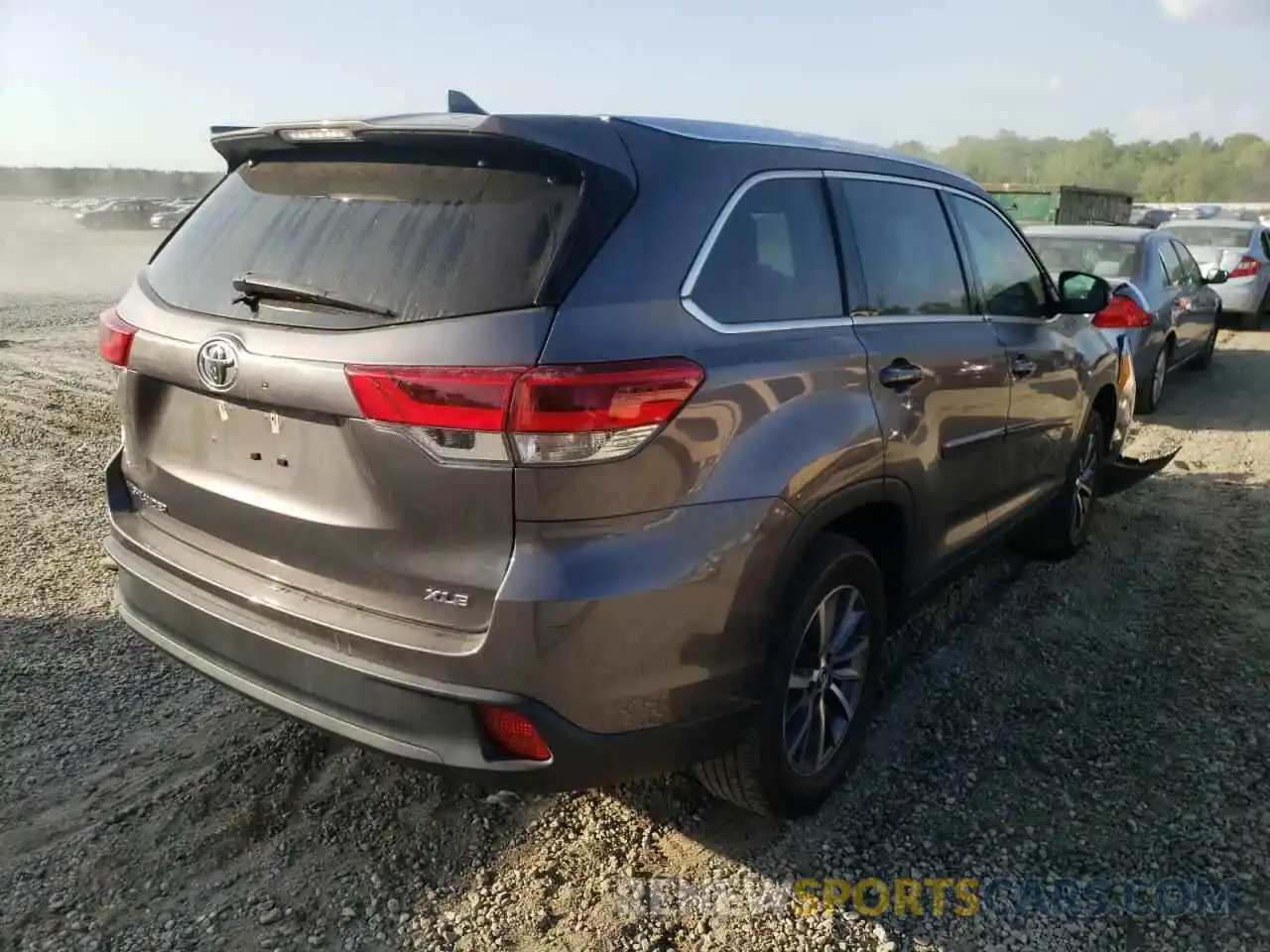 4 Photograph of a damaged car 5TDKZRFH2KS550588 TOYOTA HIGHLANDER 2019