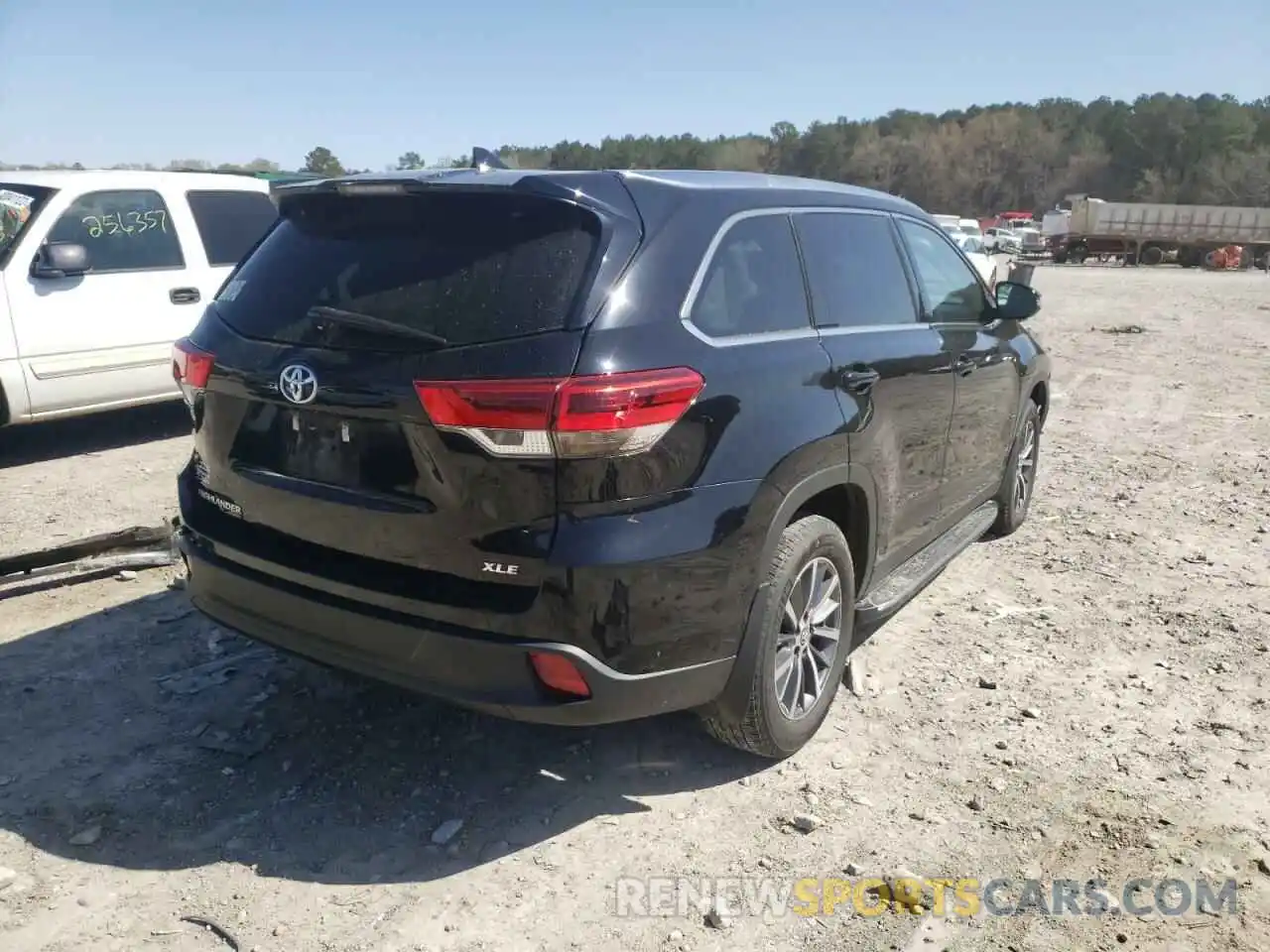 4 Photograph of a damaged car 5TDKZRFH2KS551384 TOYOTA HIGHLANDER 2019