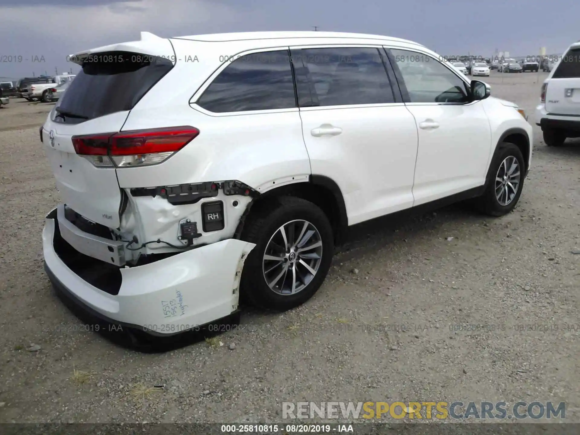 4 Photograph of a damaged car 5TDKZRFH2KS554818 TOYOTA HIGHLANDER 2019