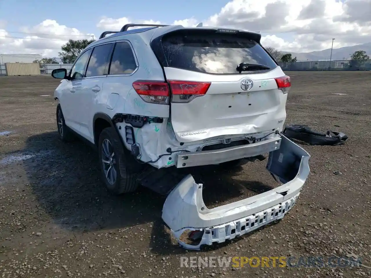 3 Photograph of a damaged car 5TDKZRFH2KS555919 TOYOTA HIGHLANDER 2019