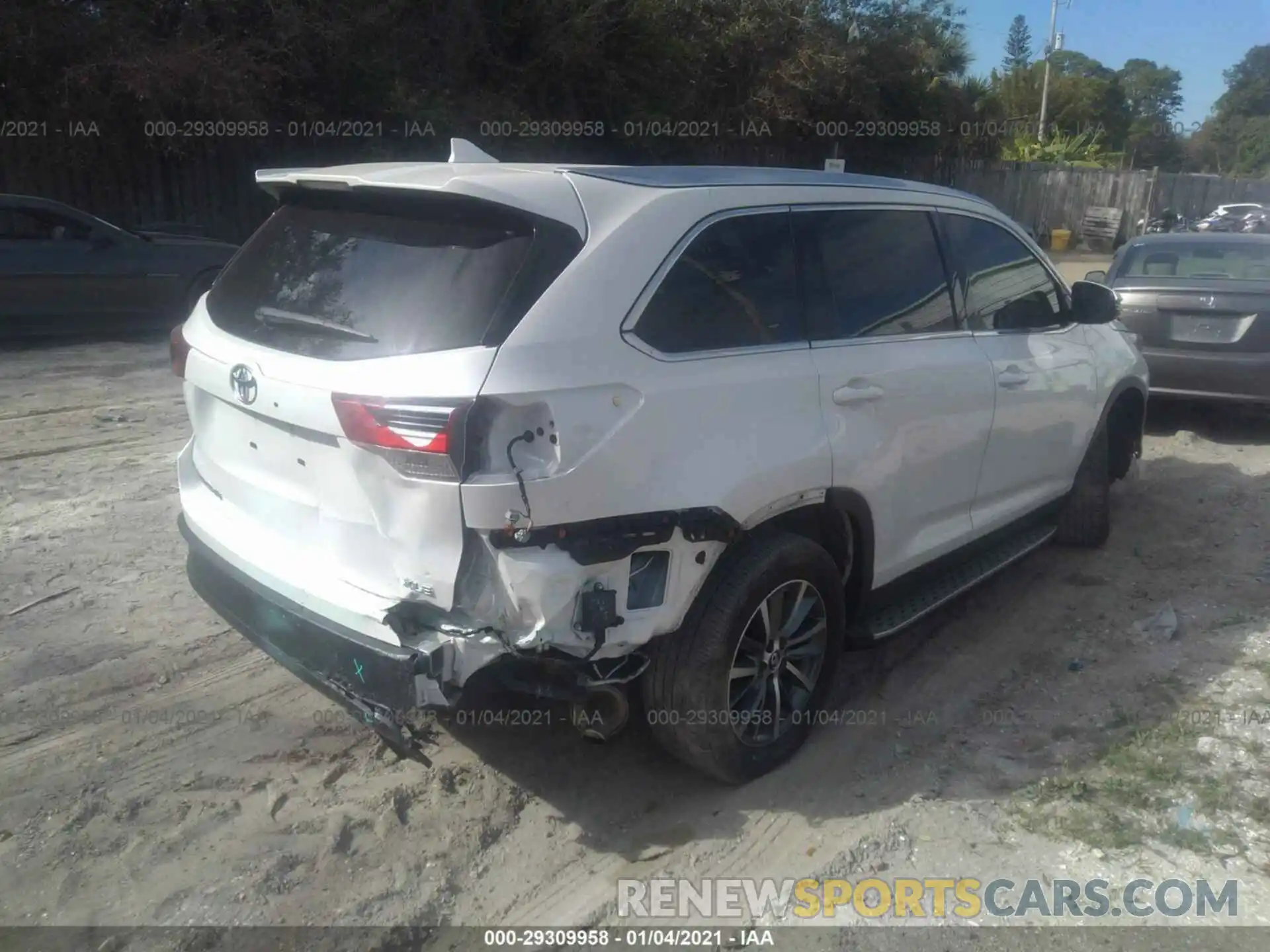 4 Photograph of a damaged car 5TDKZRFH2KS558772 TOYOTA HIGHLANDER 2019