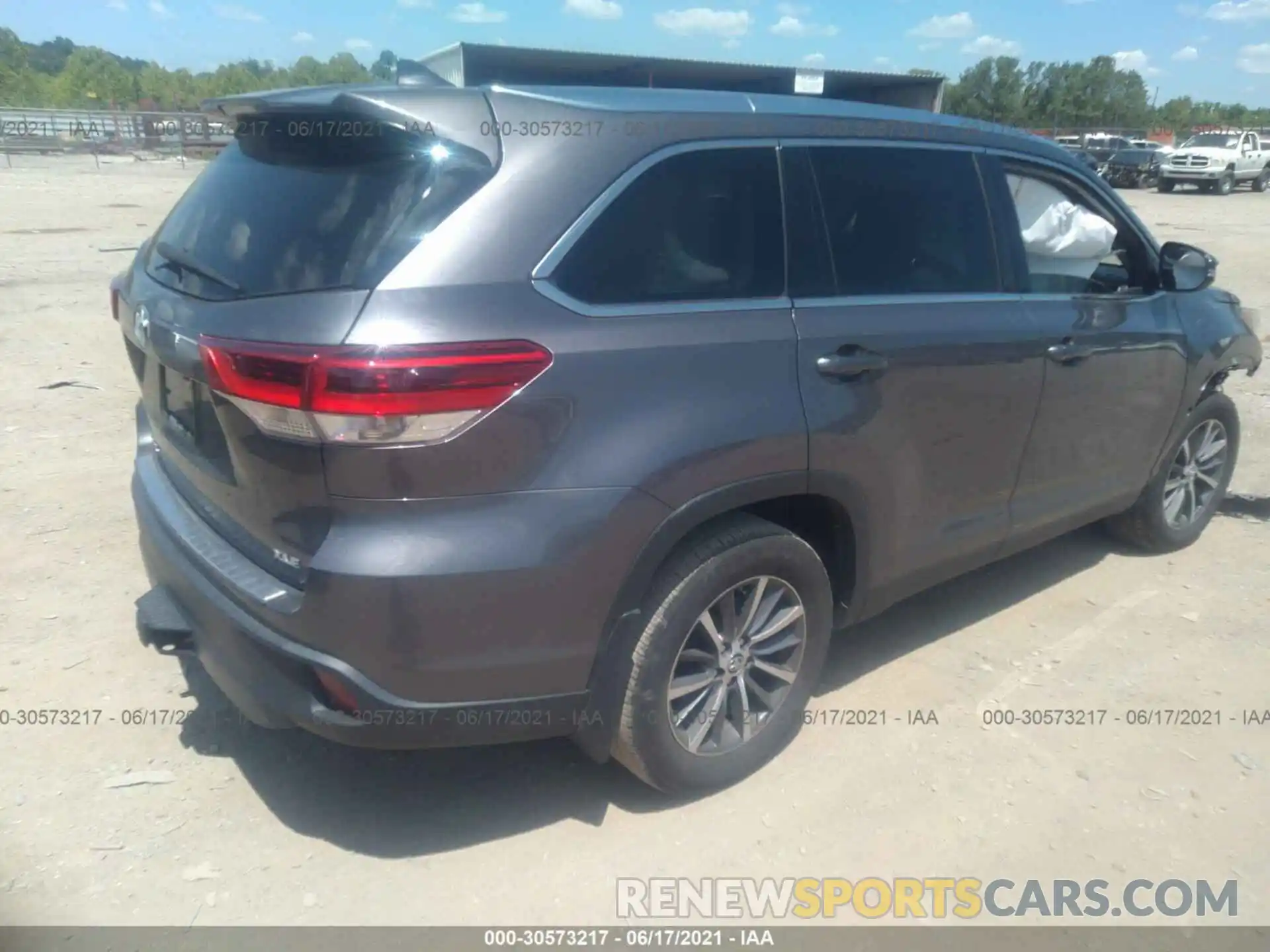 4 Photograph of a damaged car 5TDKZRFH2KS559212 TOYOTA HIGHLANDER 2019