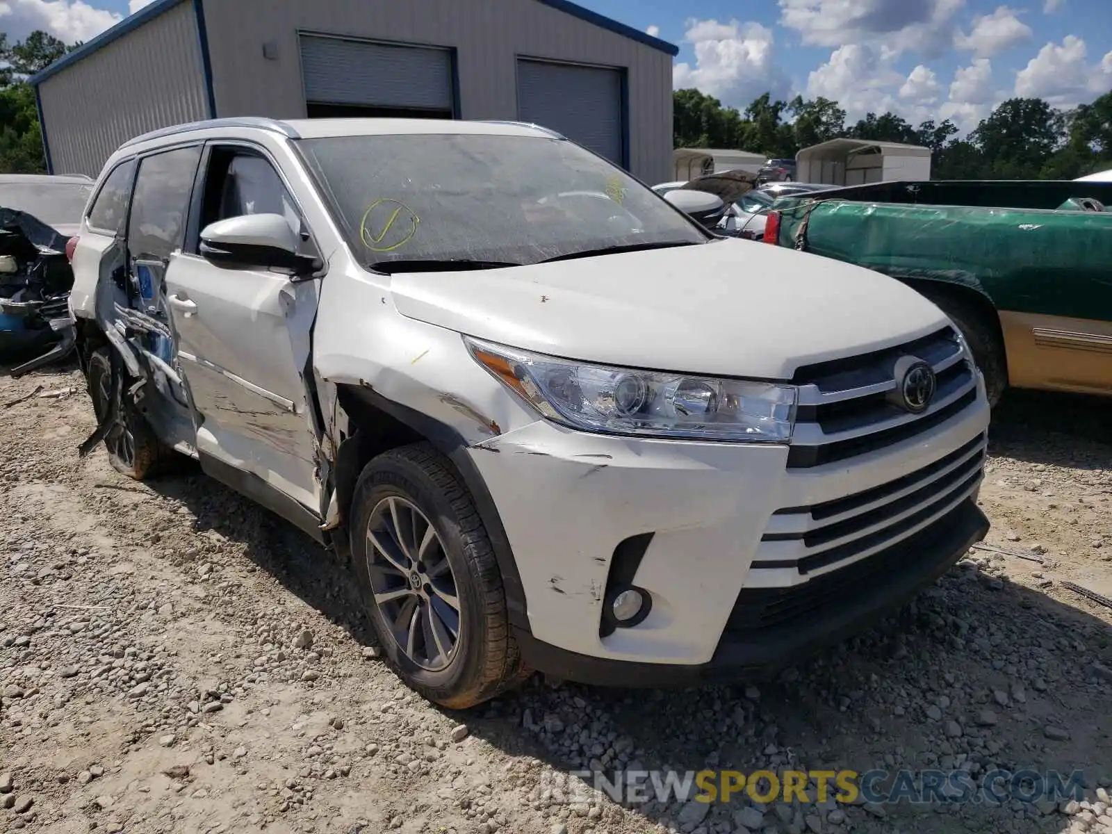 1 Photograph of a damaged car 5TDKZRFH2KS559274 TOYOTA HIGHLANDER 2019