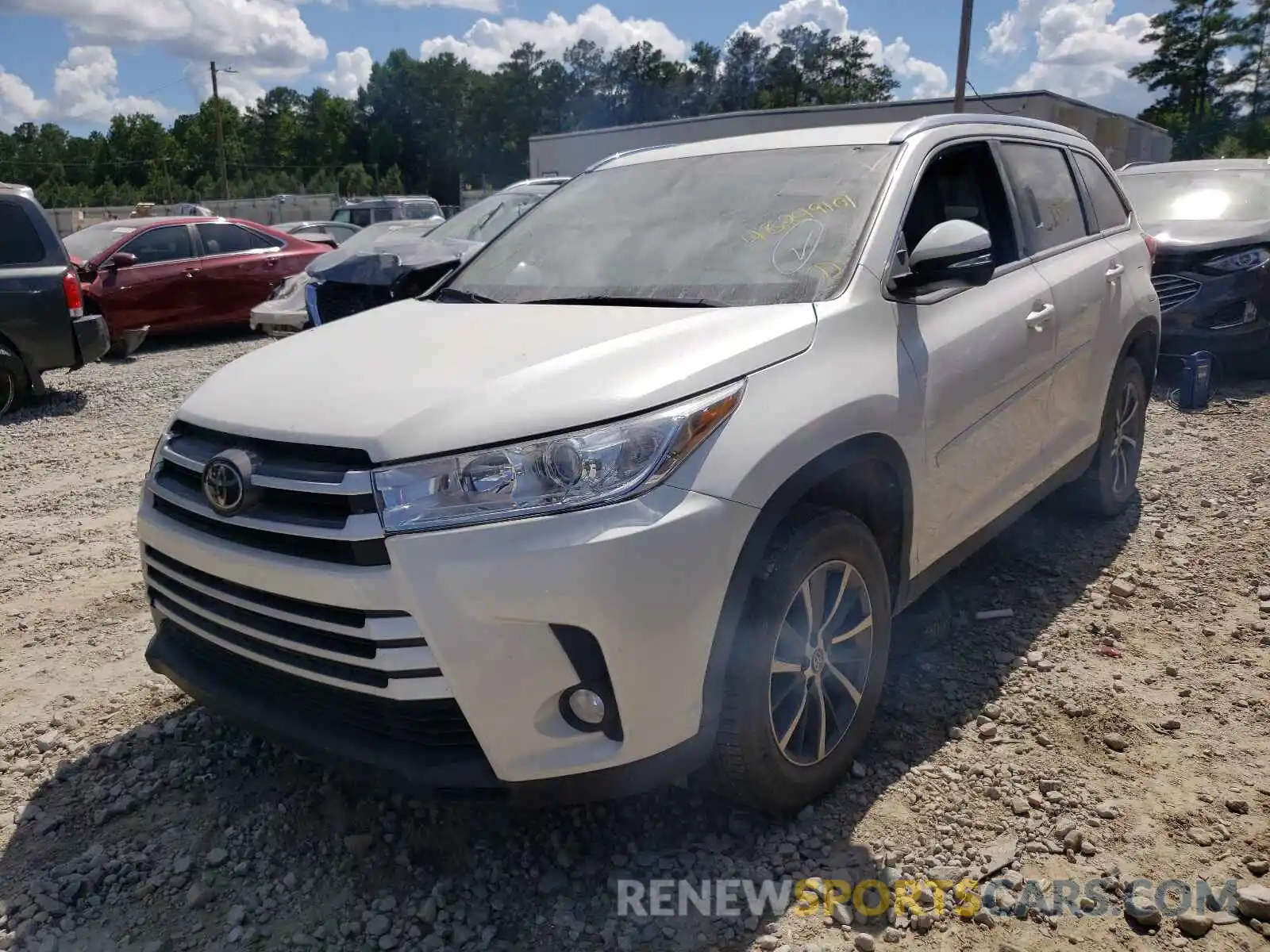 2 Photograph of a damaged car 5TDKZRFH2KS559274 TOYOTA HIGHLANDER 2019