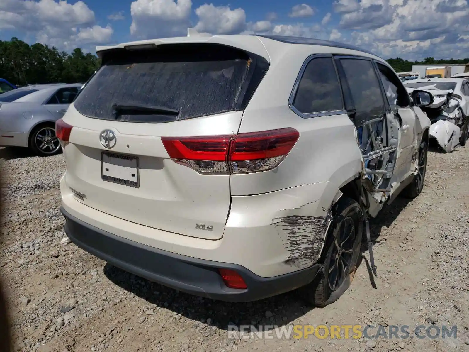 4 Photograph of a damaged car 5TDKZRFH2KS559274 TOYOTA HIGHLANDER 2019