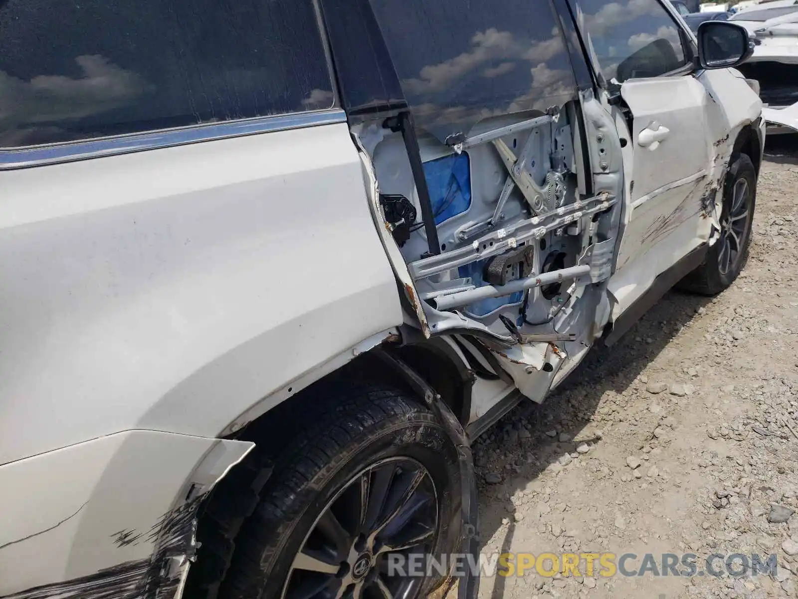 9 Photograph of a damaged car 5TDKZRFH2KS559274 TOYOTA HIGHLANDER 2019