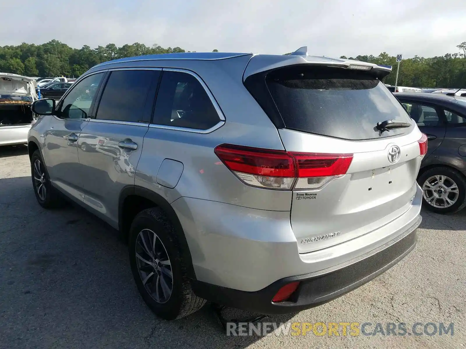 3 Photograph of a damaged car 5TDKZRFH2KS560425 TOYOTA HIGHLANDER 2019