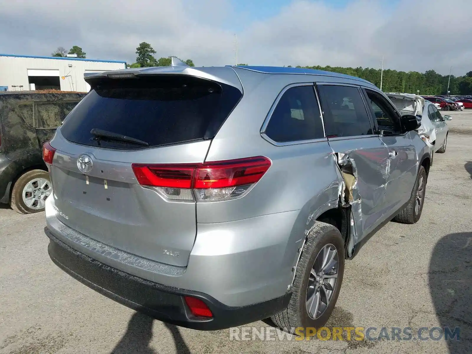 4 Photograph of a damaged car 5TDKZRFH2KS560425 TOYOTA HIGHLANDER 2019