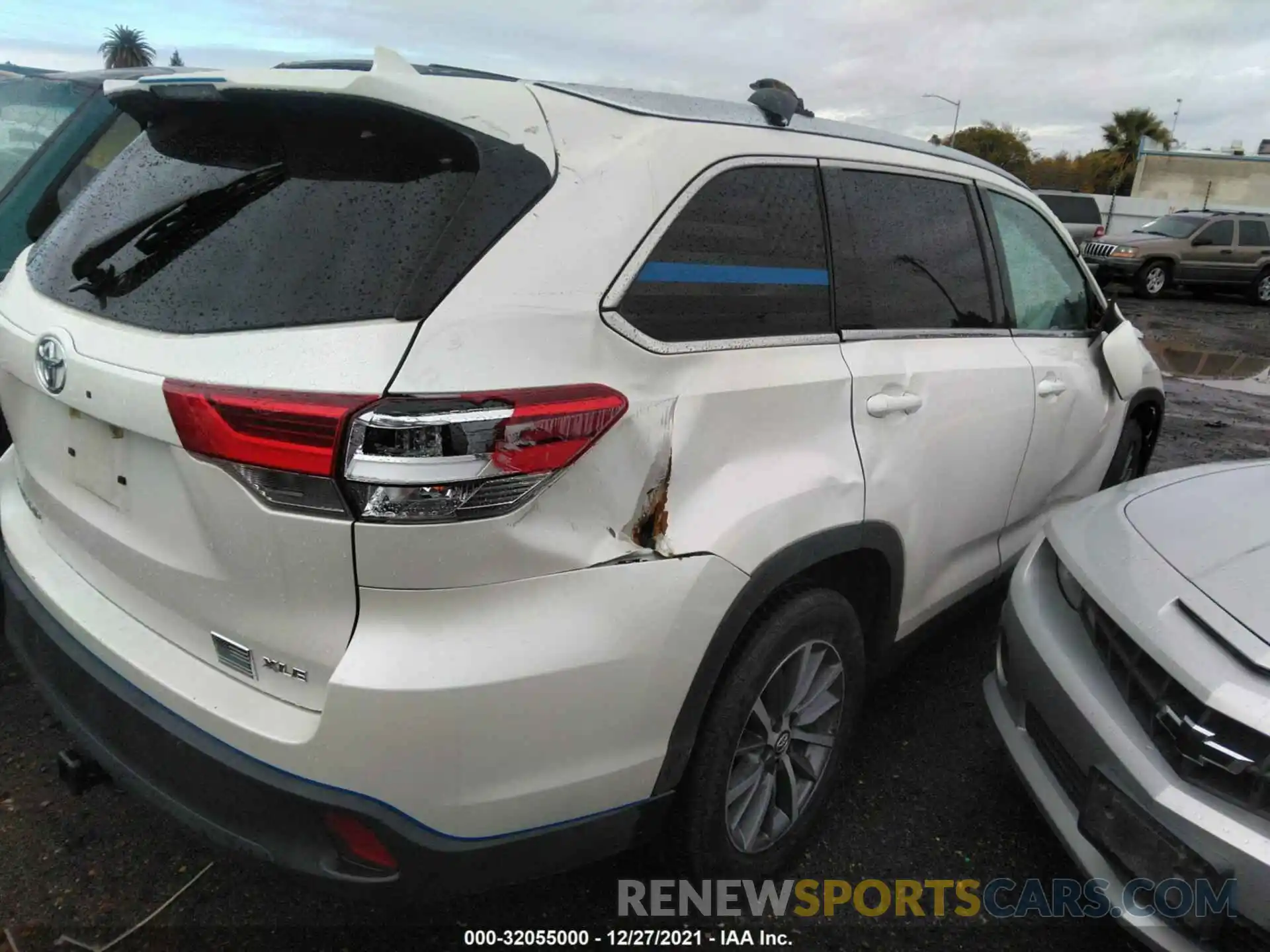 4 Photograph of a damaged car 5TDKZRFH2KS560585 TOYOTA HIGHLANDER 2019