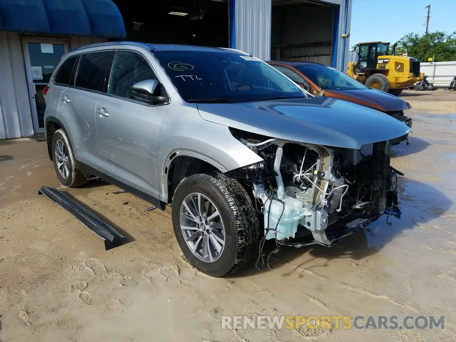 1 Photograph of a damaged car 5TDKZRFH2KS561137 TOYOTA HIGHLANDER 2019