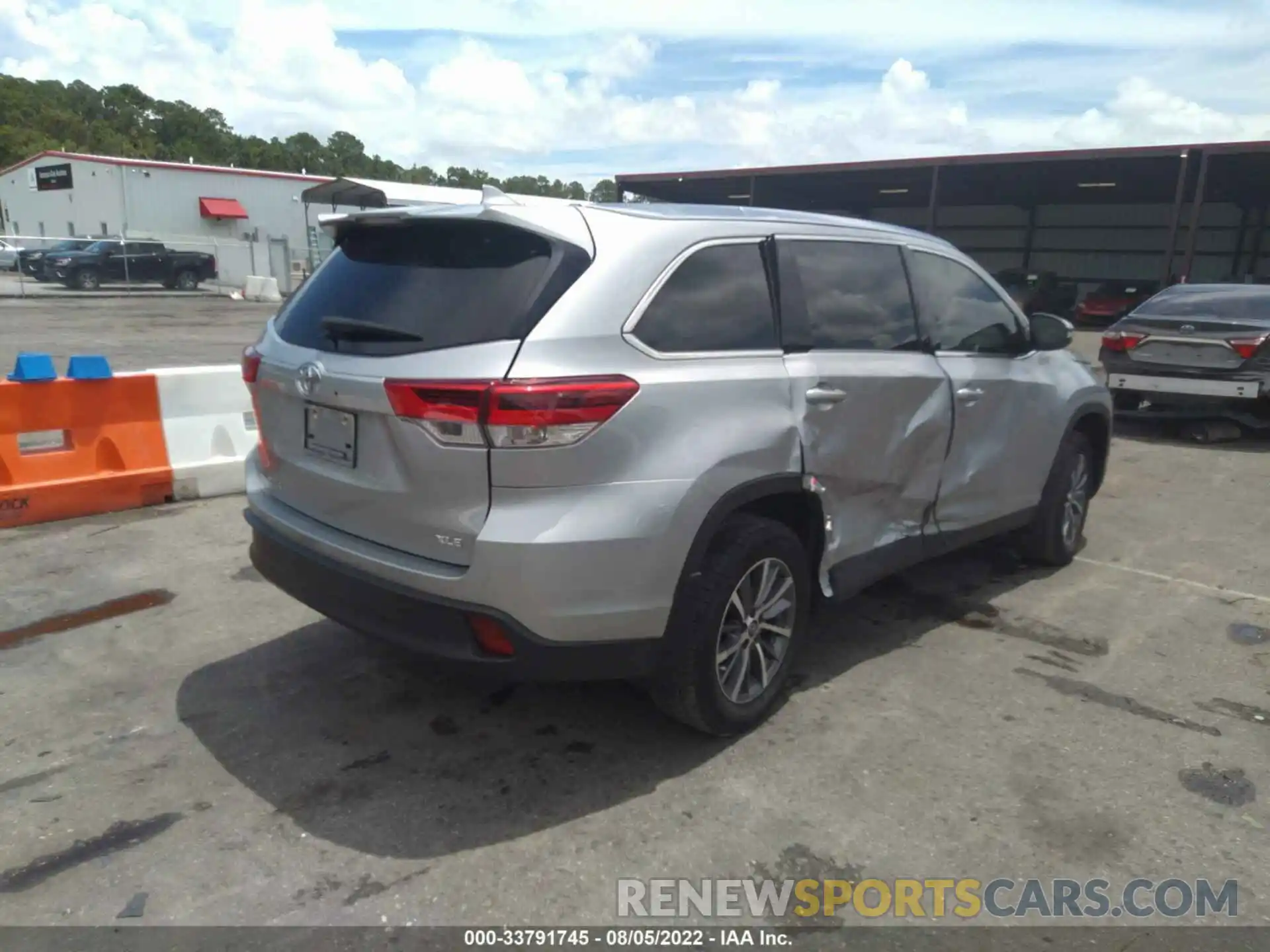 4 Photograph of a damaged car 5TDKZRFH2KS562059 TOYOTA HIGHLANDER 2019