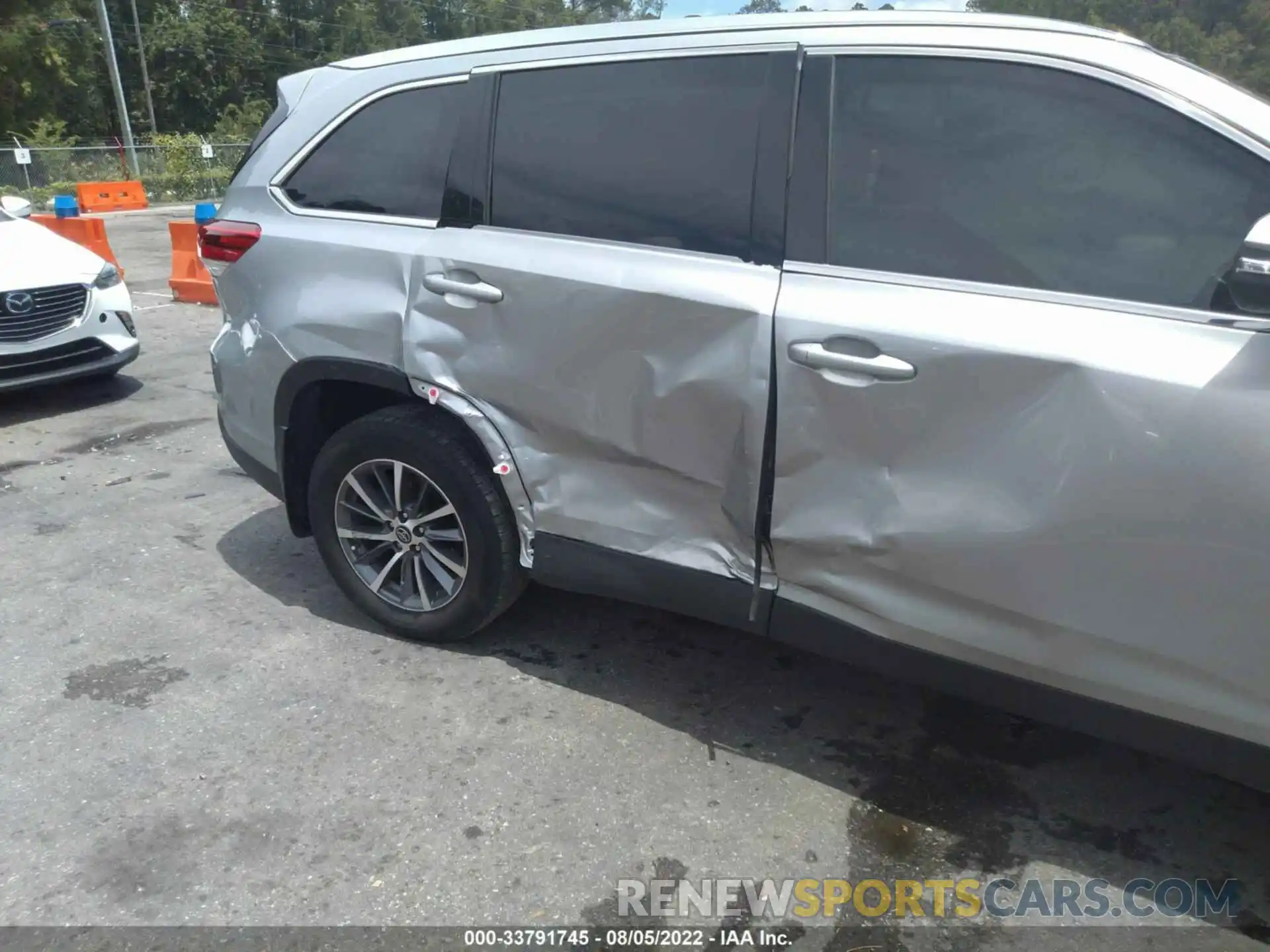 6 Photograph of a damaged car 5TDKZRFH2KS562059 TOYOTA HIGHLANDER 2019