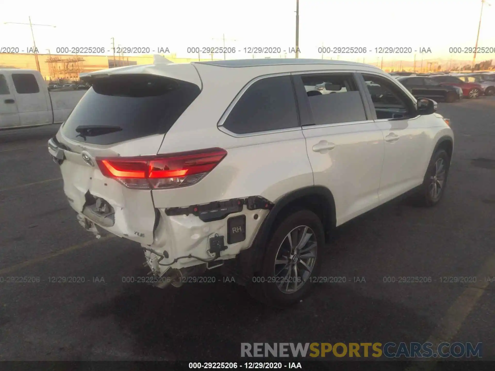 4 Photograph of a damaged car 5TDKZRFH2KS562594 TOYOTA HIGHLANDER 2019