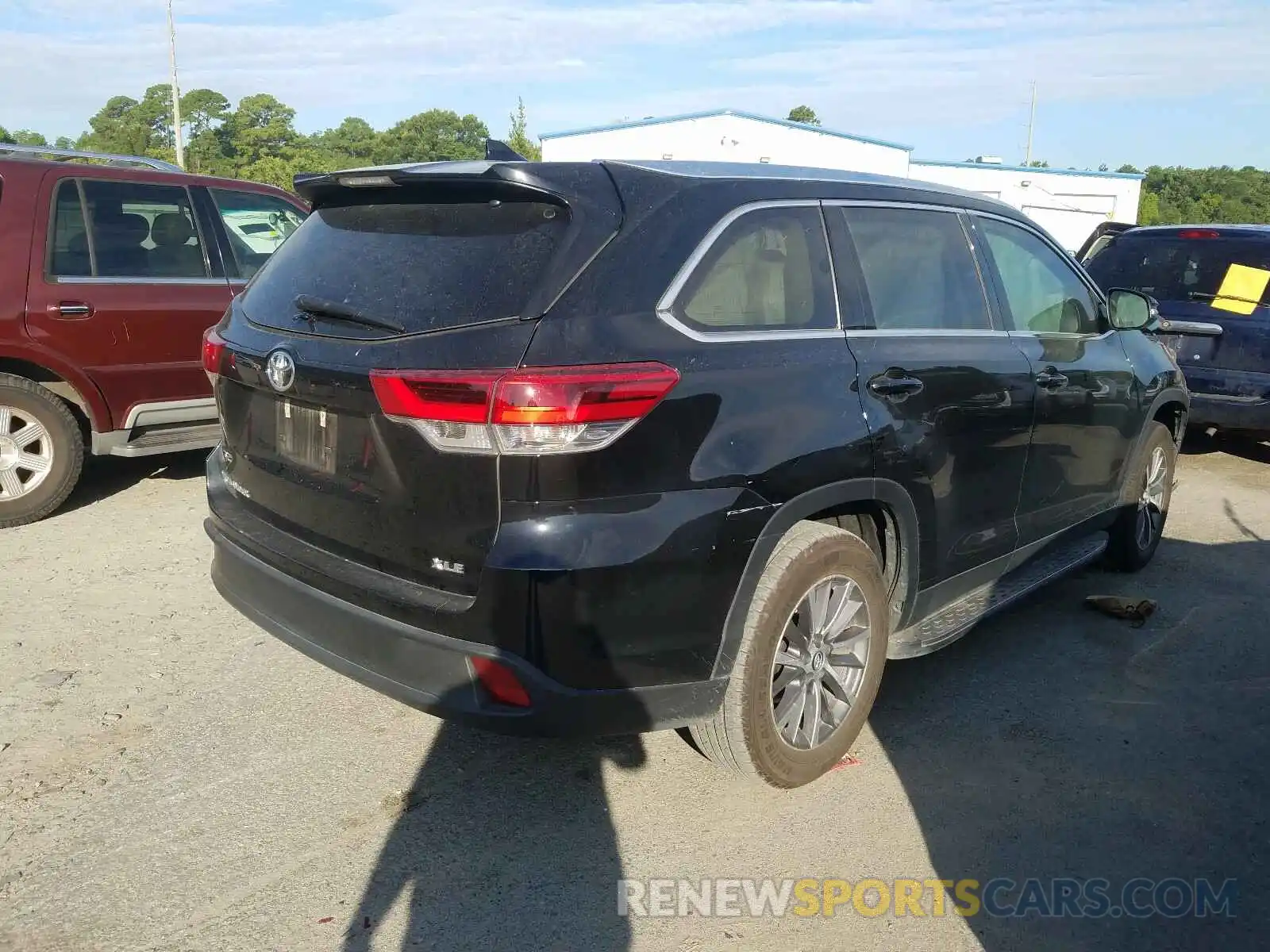 4 Photograph of a damaged car 5TDKZRFH2KS562885 TOYOTA HIGHLANDER 2019